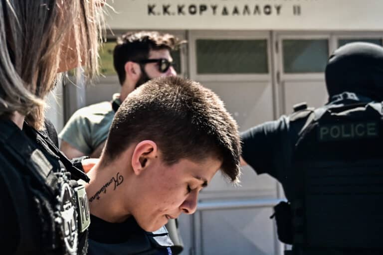 Χαμός στον Κορυδαλλό – Πισπιρίγκου και Μουρτζούκου πιάστηκαν στα χέρια – Παραλίγο να σκοτώσει η μία την άλλη 1 6606357 768x512 1