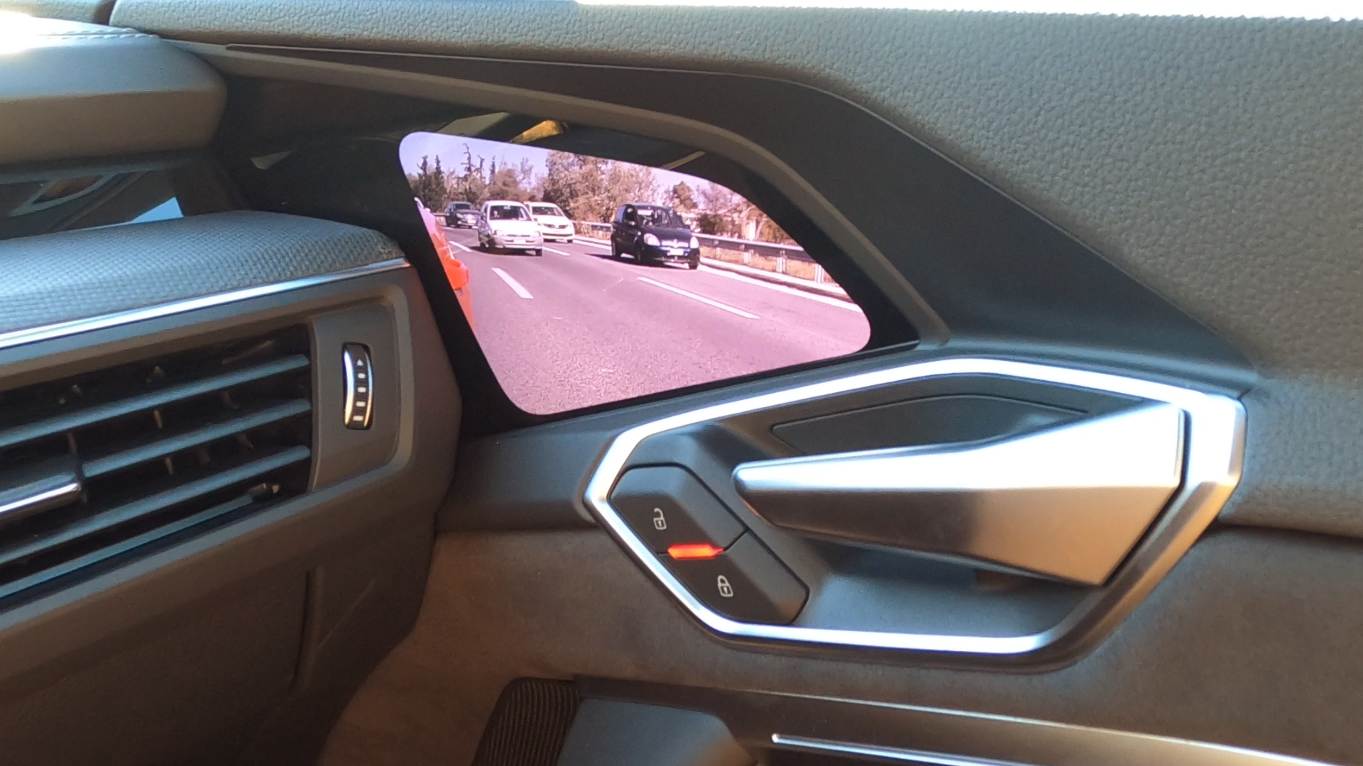 audi-q8-e-tron-othoni-kathreftis