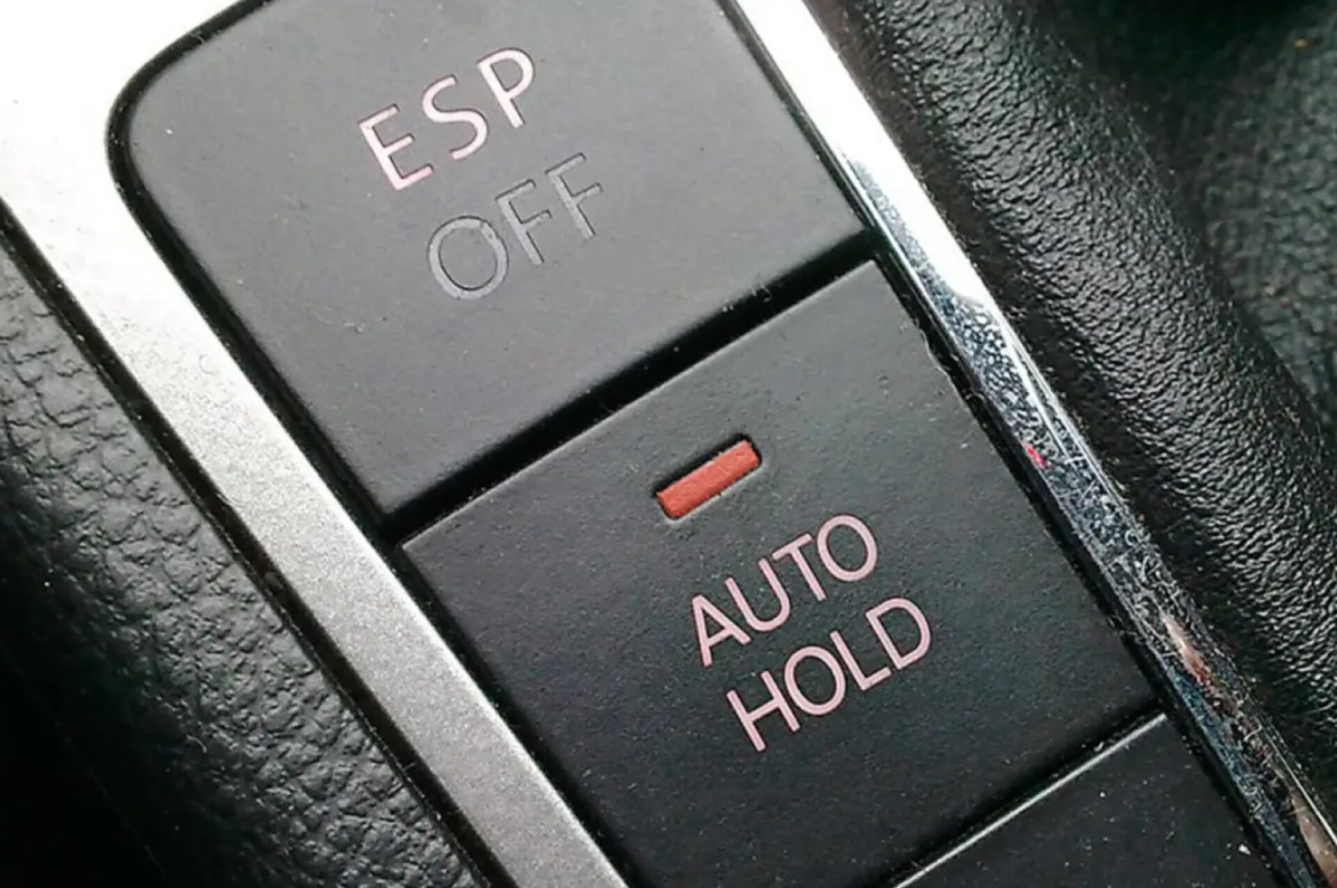 Auto-Hold-Το-κουμπί-που-σε-ξεκουράζει-στο-αυτοκίνητο.jpg