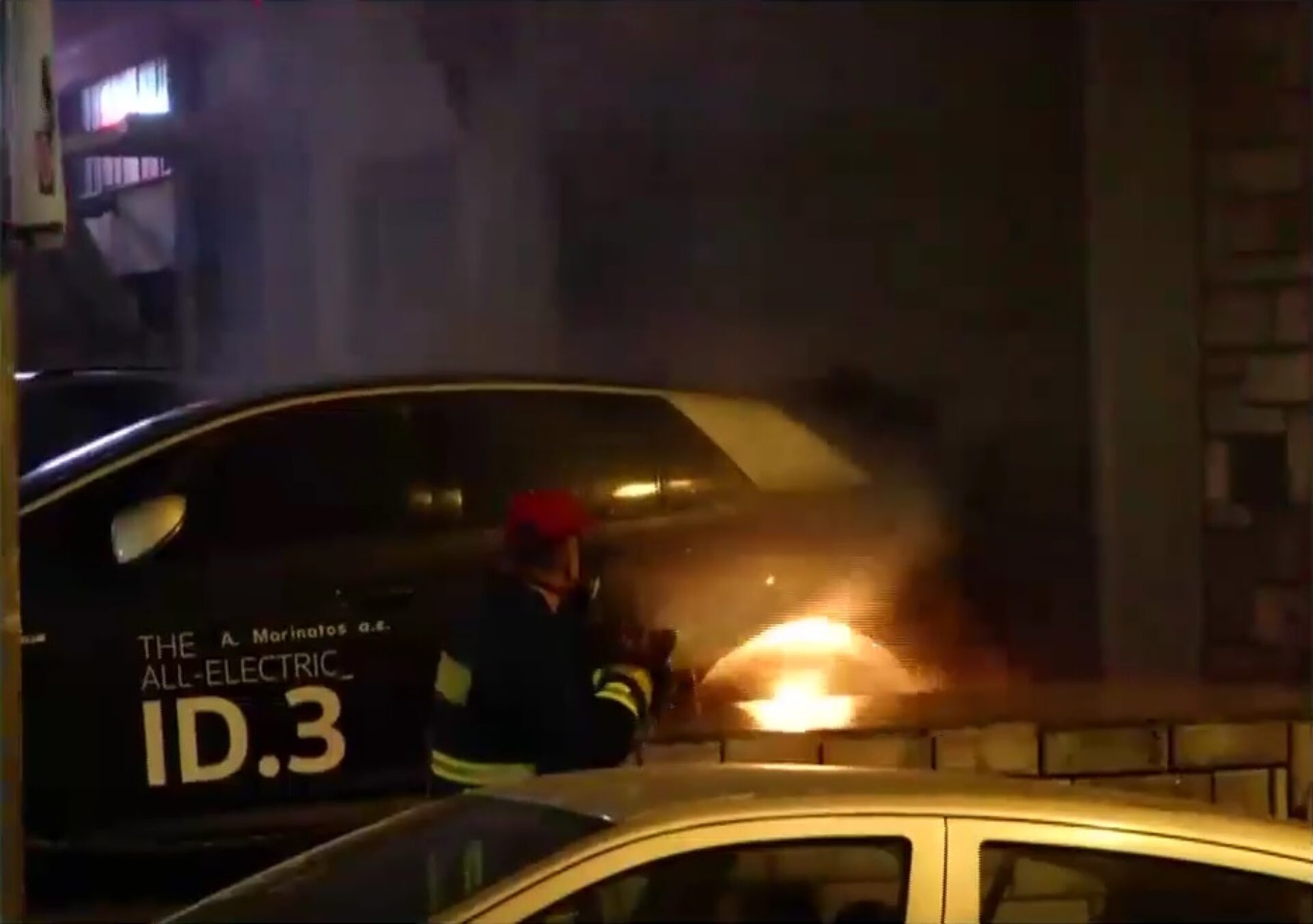 Ηλεκτρικό-αυτοκίνητο-κάηκε-στο-κέντρο-της-Αθήνας-–-Τι-έγινε.jpg