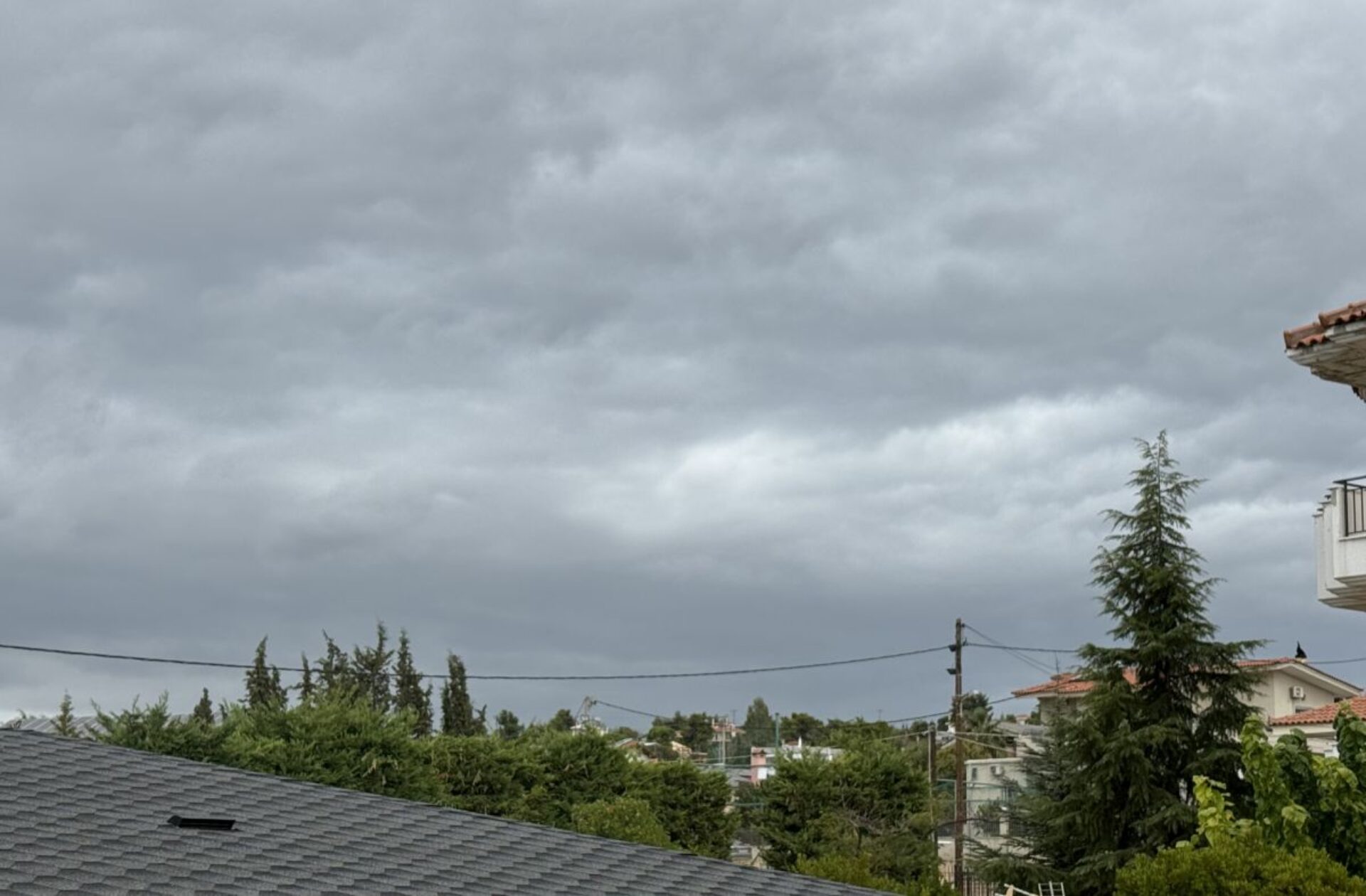 Καιρός: Βρόχες, καταιγίδες και άνεμοι – Αισθητή πτώση της θερμοκρασίας