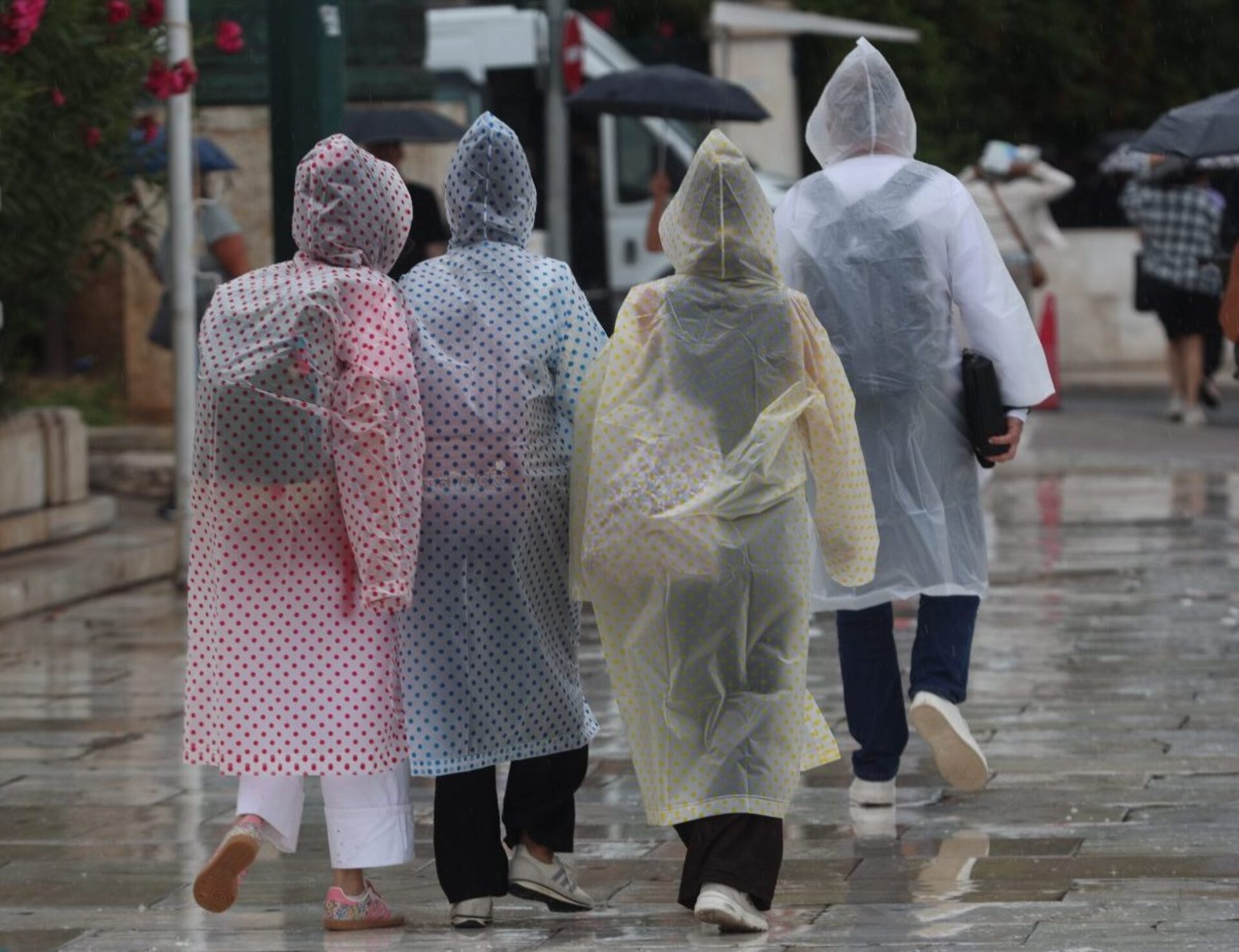 Καιρός: Πού θα βρέξει σήμερα, πέφτει η θερμοκρασία