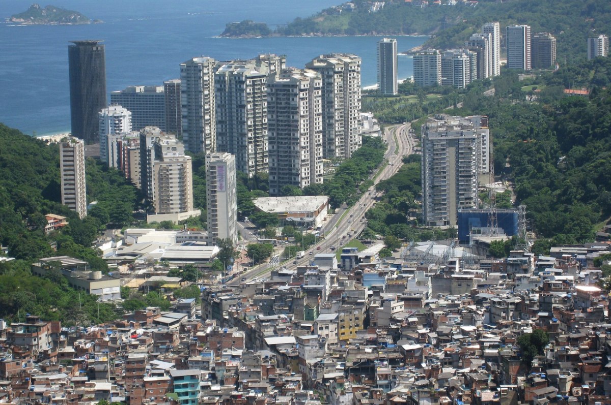 Πολυτελείς ουρανοξύστες δίπλα σε φαβέλα του Ρίο ντε Ζανέιρο. Η ανάπτυξη δεν είναι για όλους (Reuters)