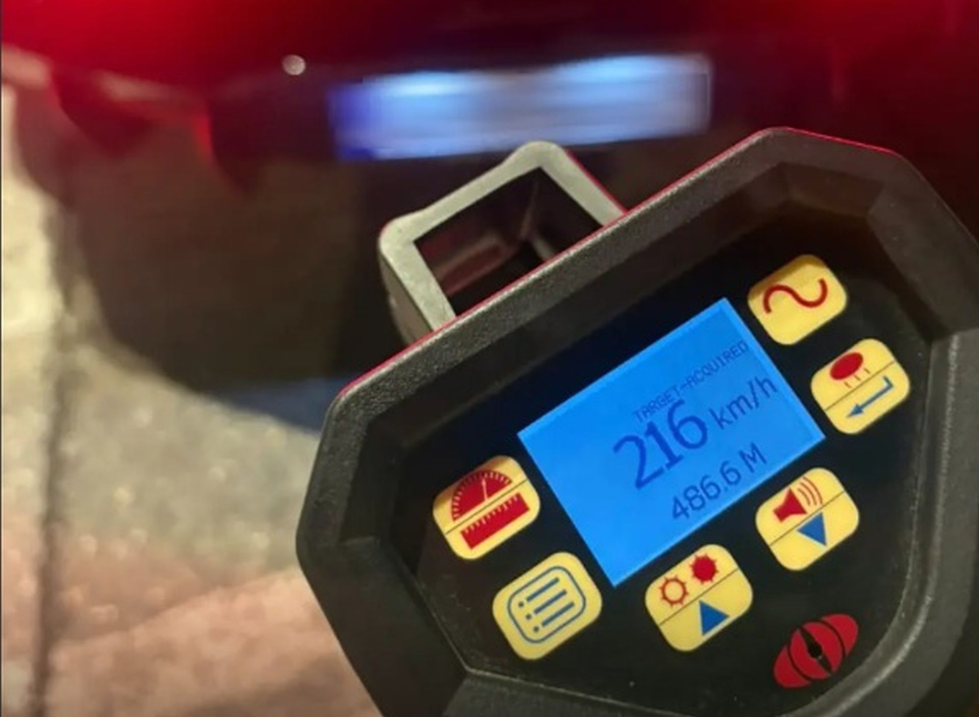 «Τσάκωσαν« γνωστό επιχειρηματία – «Έτρεχε» με 216χλμ στη Βουλιαγμένης