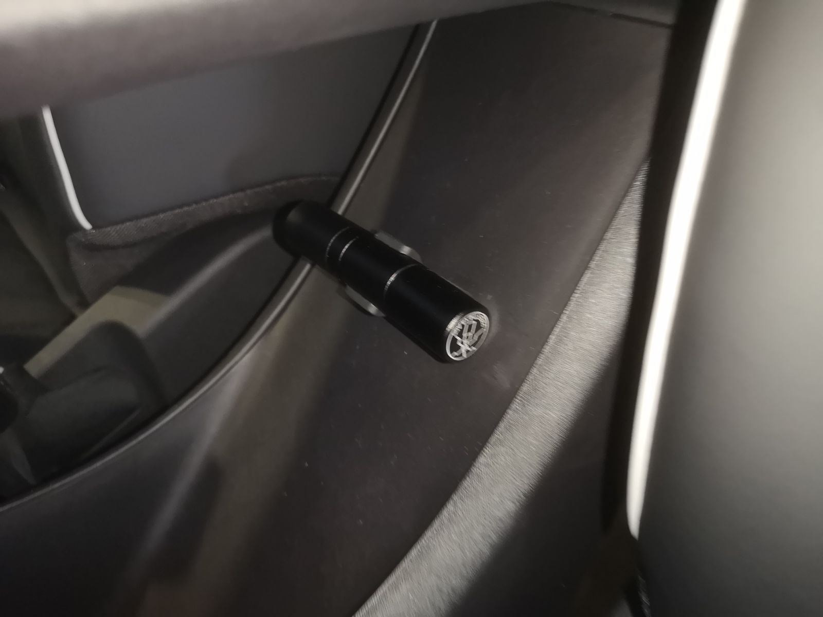 byd-dolphin-glass-breaker-koftis-zonis-thrafstis-kristallon