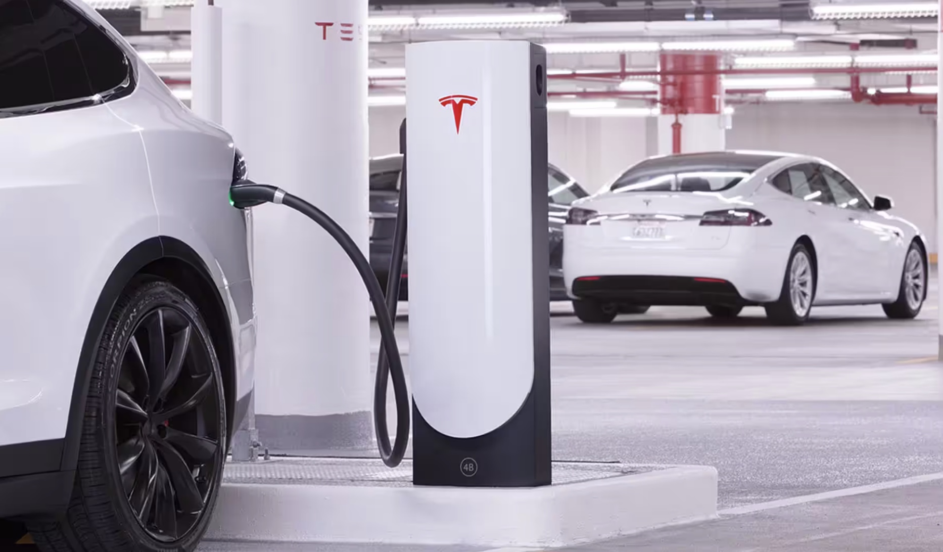 Tesla-Supercharger-v4-fortistis-ilektriko