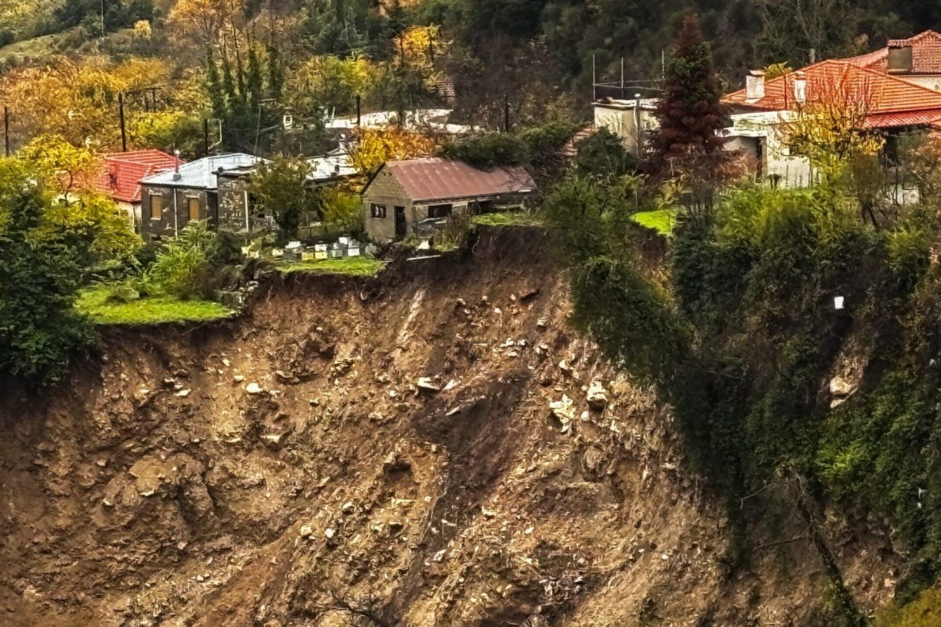 Κακοκαιρία Adel: Σπίτια «κρέμμονται στον αέρα» στα Τζουμέρκα – Ανυπολόγιστες ζημιές στην Κέρκυρα