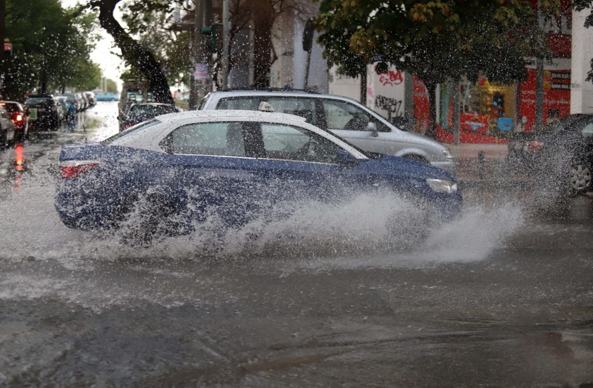 Χάος στους δρόμους της Αθήνας λόγω της βροχής: Ανοιξε η Πειραιώς, «ασφυξία» σε Κηφισό