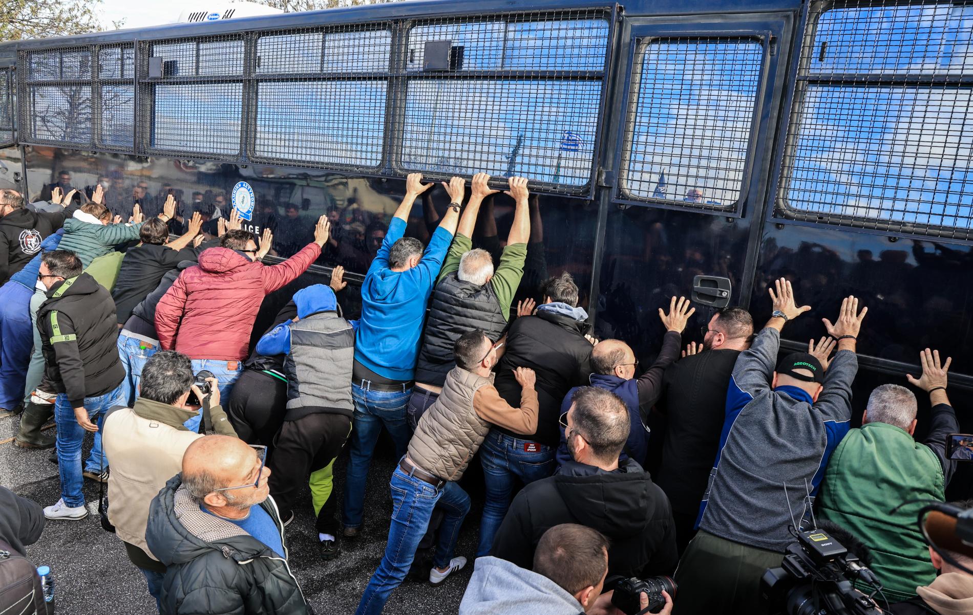 Οι αγρότες στους δρόμους: Κομμένη στα δύο η Ελλάδα – Επεισόδια σε Νίκαια και Πλατύκαμπο