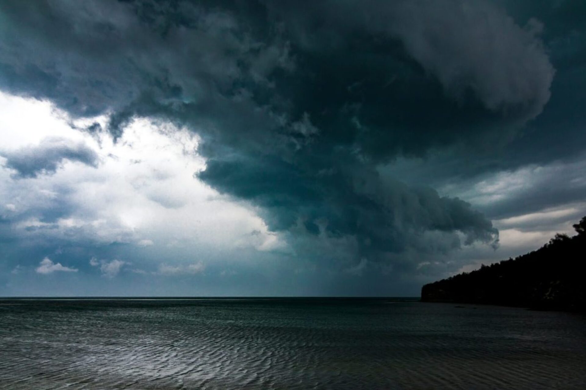 Καιρός: «Σε Red alert από σήμερα το βράδυ η χώρα για 48 ώρες» – Δυναμώνουν οι  βροχές