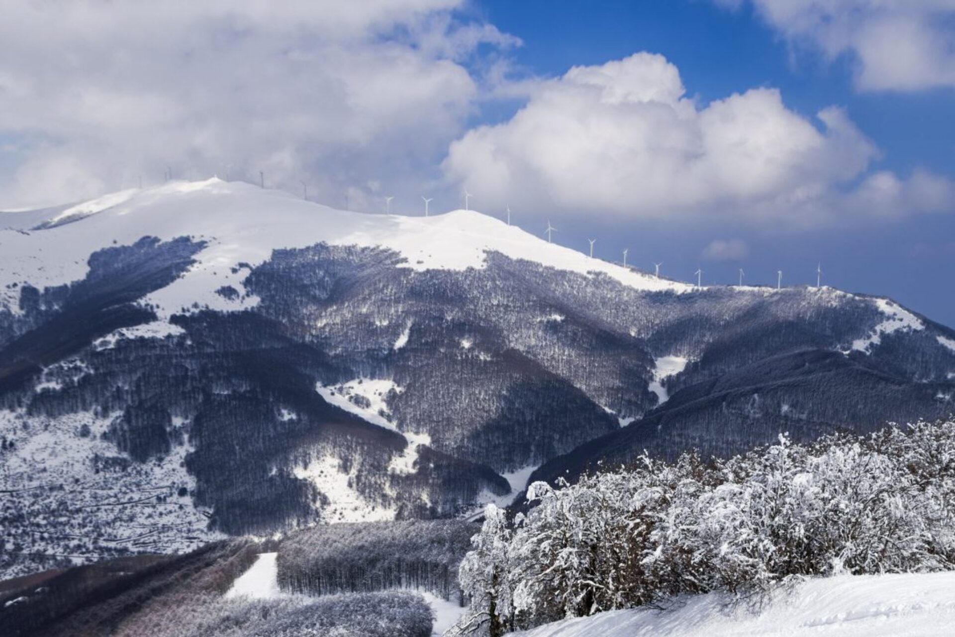 Καιρός: «Ενδείξεις για σοβαρή πανελλαδική κακοκαιρία» – Έπεσαν τα πρώτα χιόνια