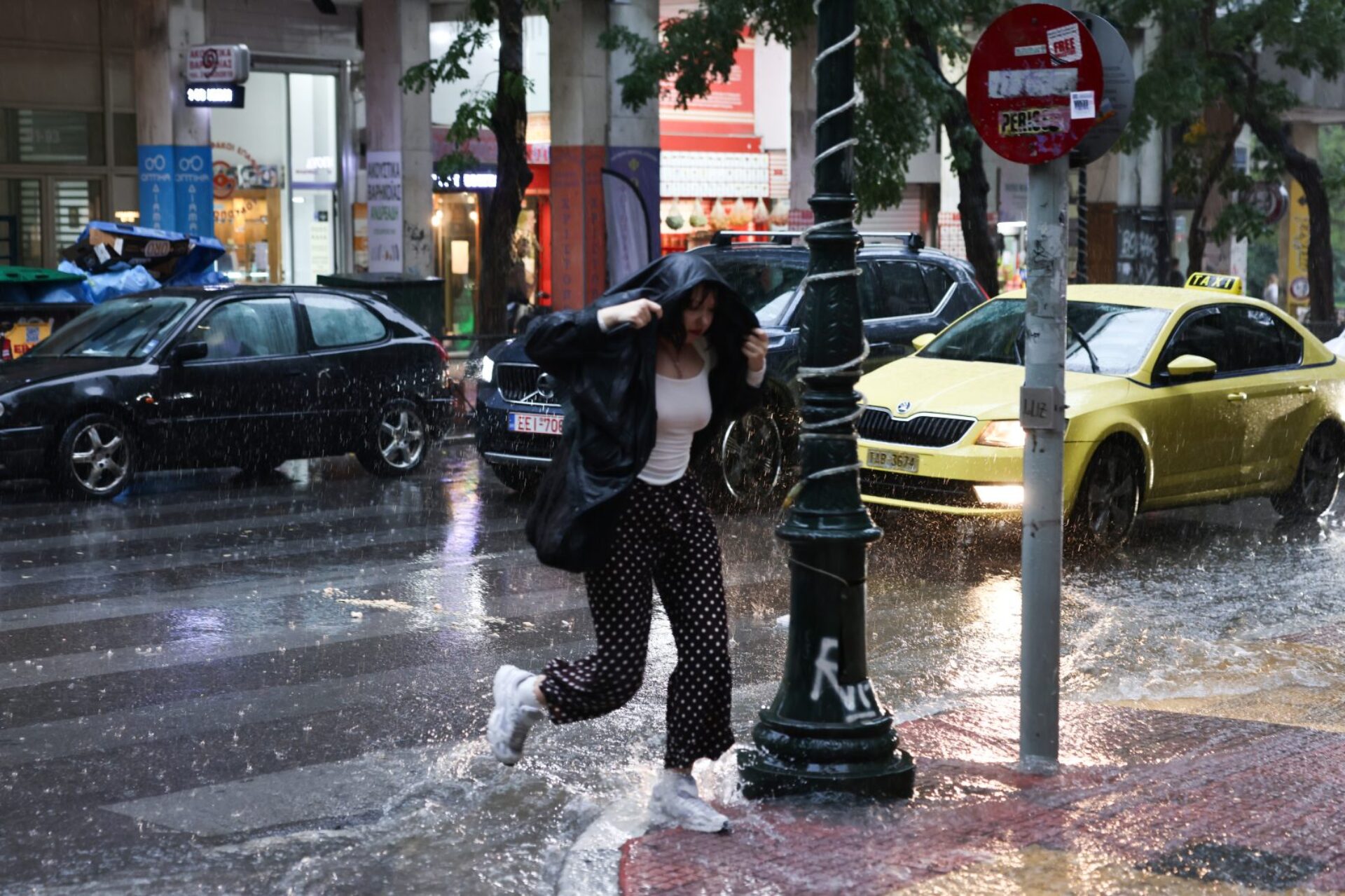 Στο έλεος της κακοκαιρίας η χώρα: Πλημμύρες, καταστροφές εγκλωβισμοί και χάος στους δρόμους