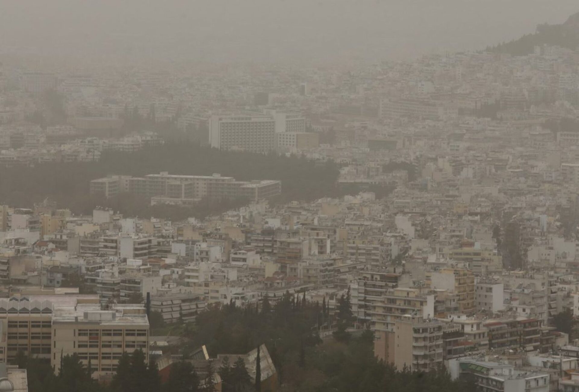 Καιρός: Με αφρικανική σκόνη και βροχές οι πορείες για το Πολυτεχνείο – Σε ποιες περιοχές