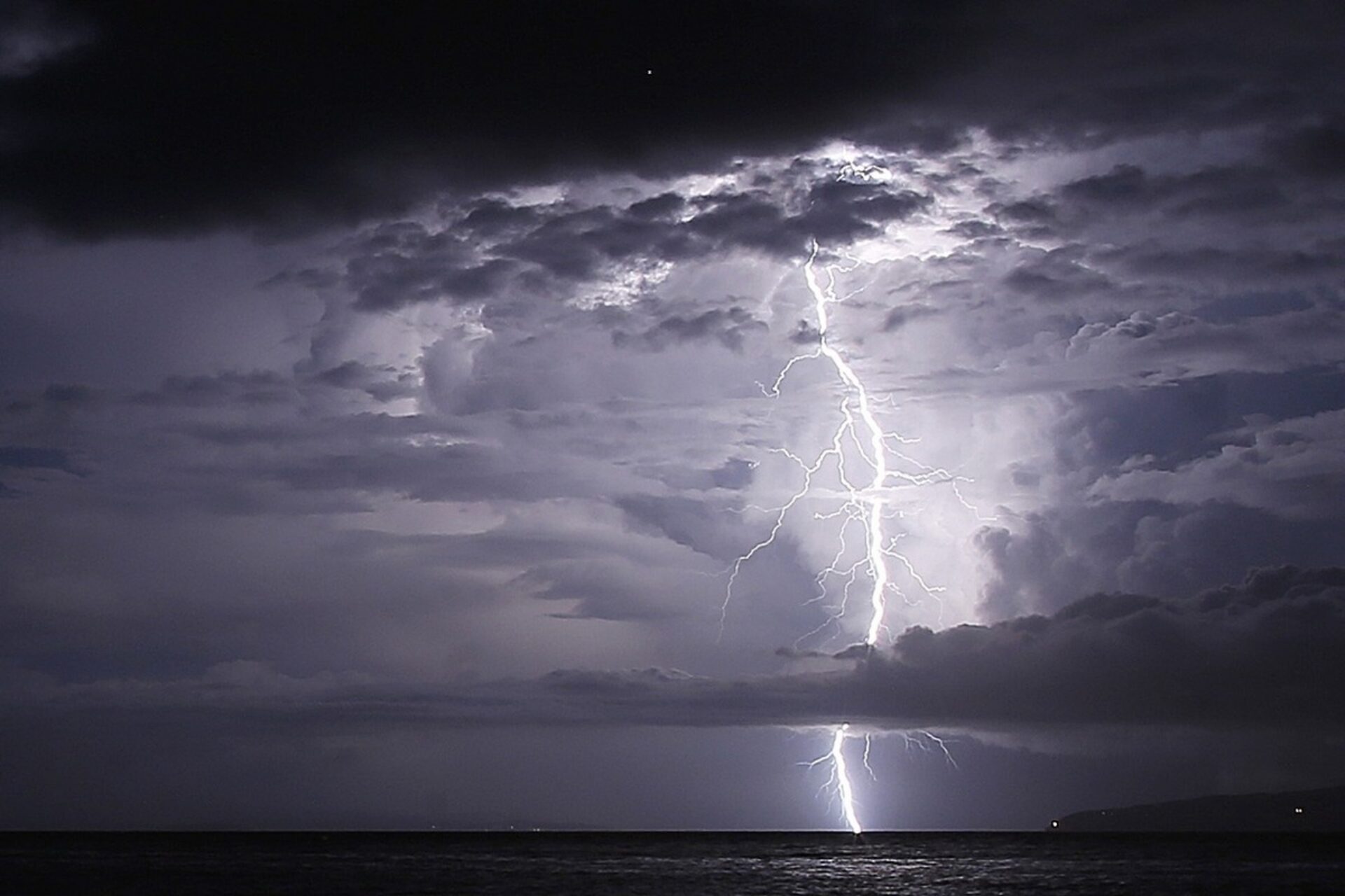 Καιρός: Συνεχίζονται οι βροχές και οι καταιγίδες – Ποιες περιοχές θα βρεθούν στο επίκεντρο