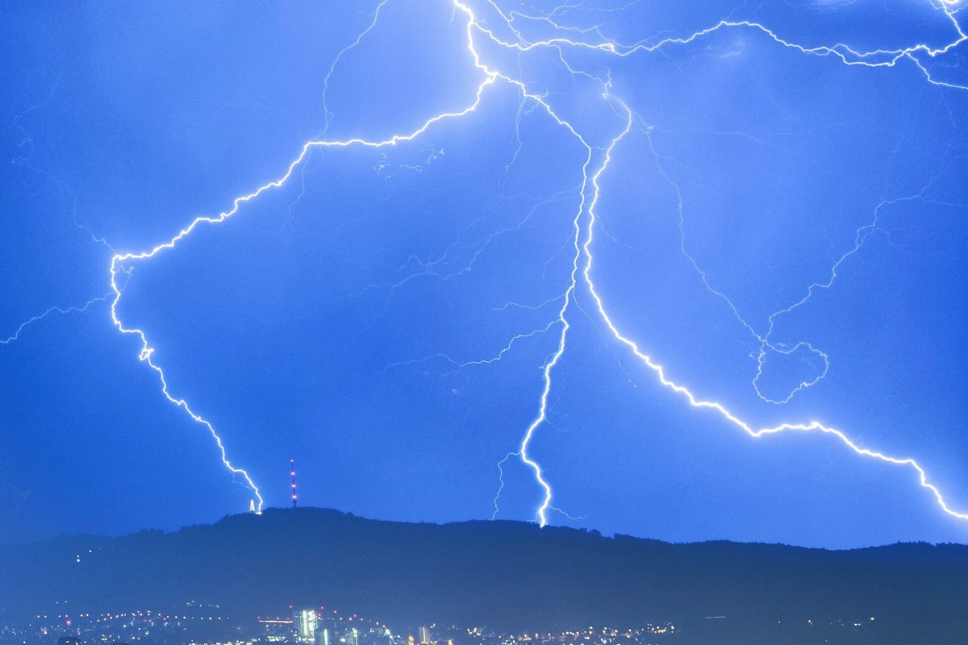 Κακοκαιρία ADEL: Επικαιροποιήθηκε το έκτακτο δελτίο – Ισχυρές βροχές και επικίνδυνα φαινόμενα