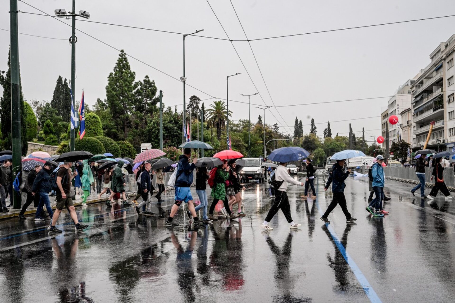 Ξεκινά η κακοκαιρία: Πού χτυπά τις επόμενες ώρες, τι ώρα θα βρέξει στην Αθήνα
