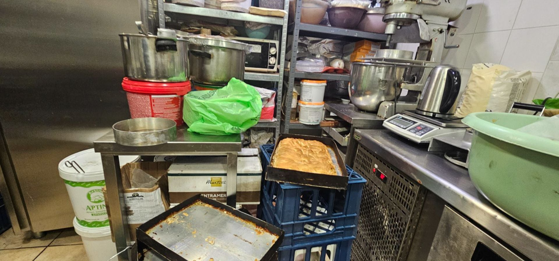 Σάπια κρέατα και βρώμικες εγκαταστάσεις – Κατασχέθηκαν 12 τόνοι αλλοιωμένων τροφίμων