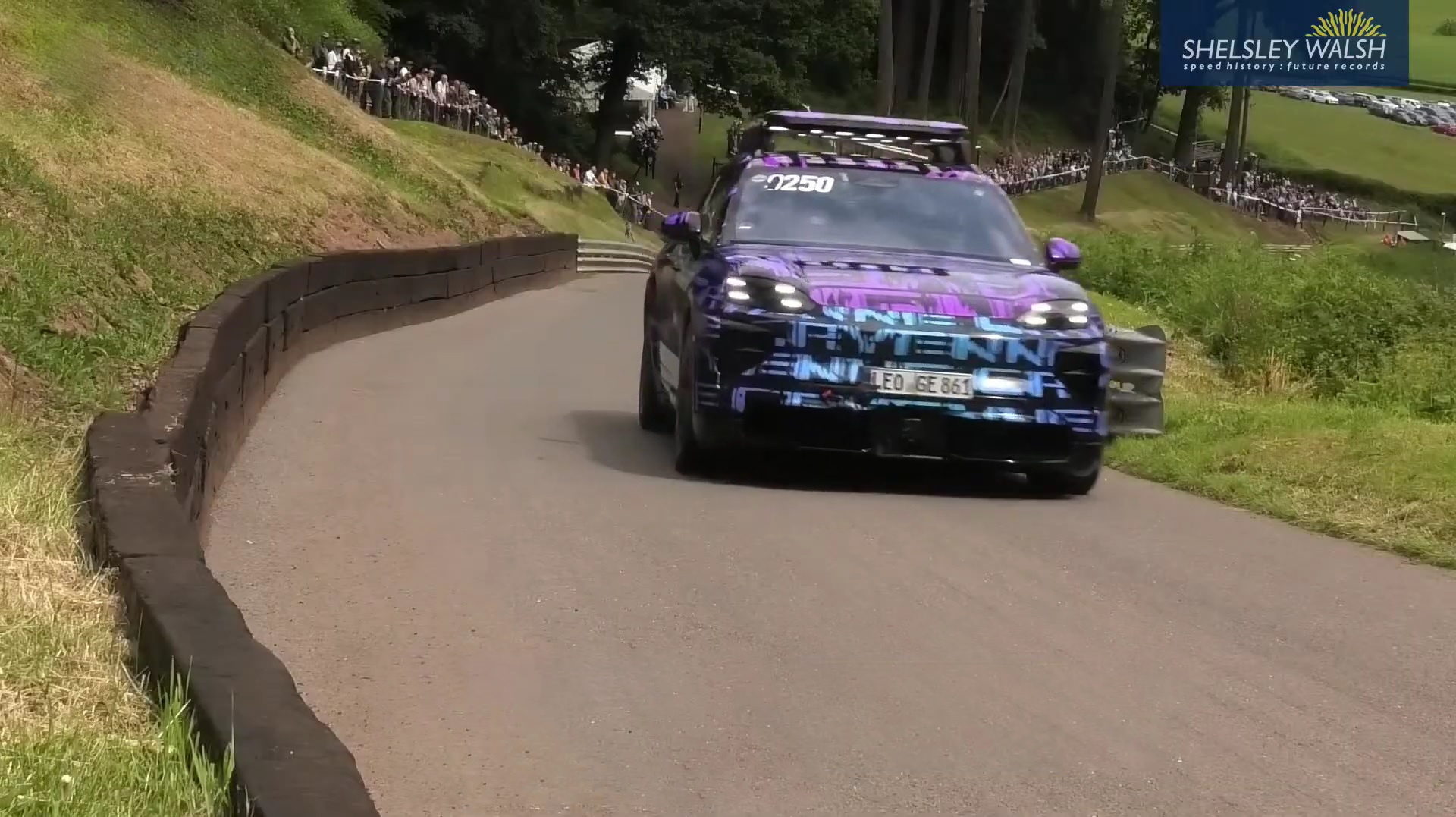 porsche-cayenne-ilektriki-electric-anavasi-vretania