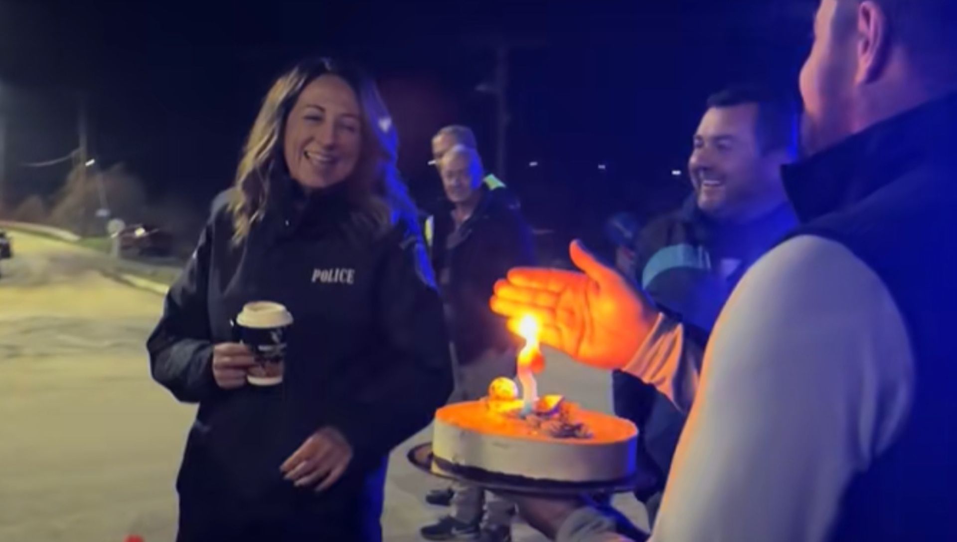 Τούρτα έκπληξη στο μπλόκο – Αγρότες γιόρτασαν τα γενέθλια αστυνομικού