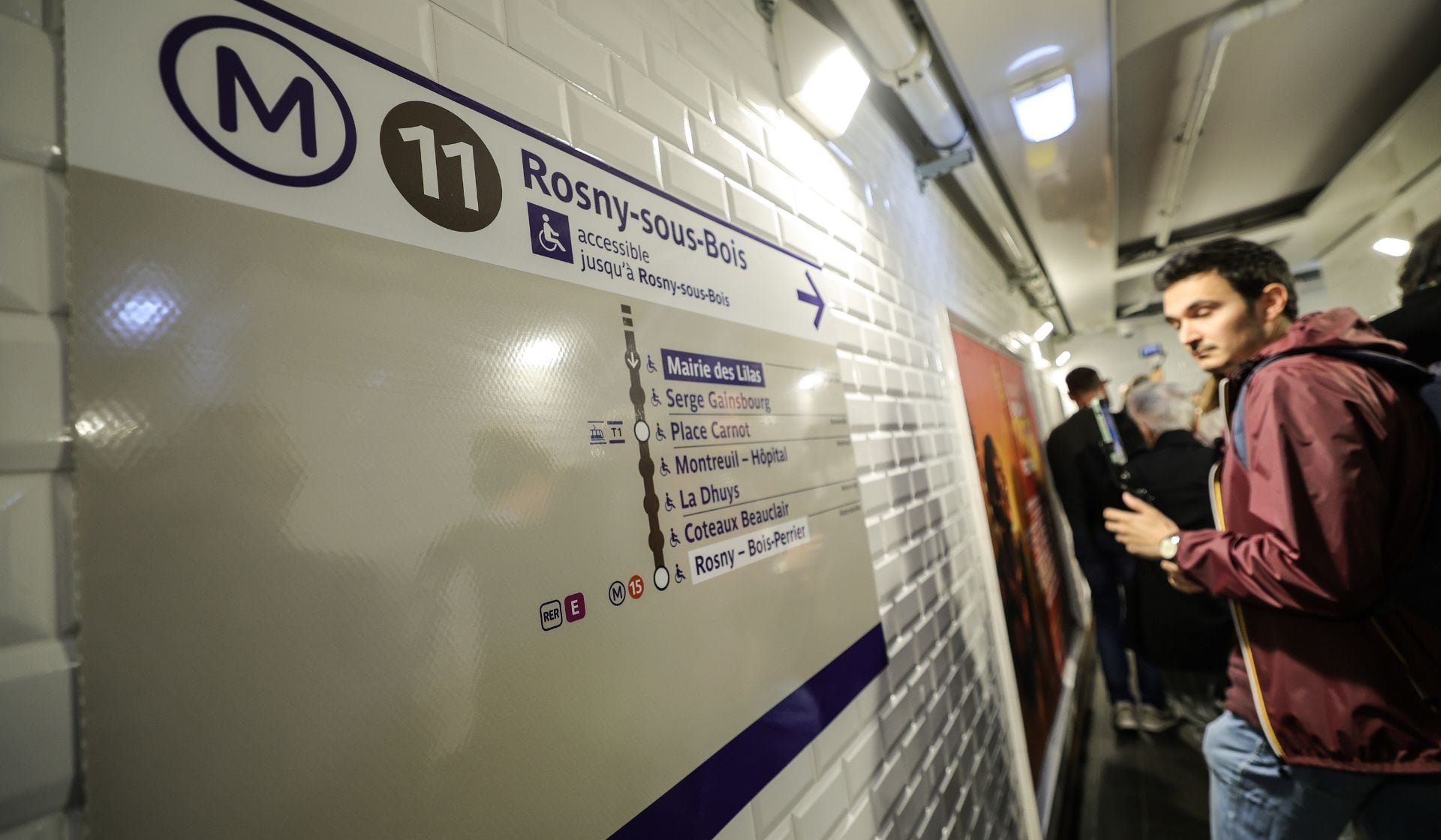 &Pi;&alpha;&rho;ί&sigma;&iota;: &Epsilon;&pi;ί&theta;&epsilon;&sigma;&eta; &mu;&epsilon; &mu;&alpha;&chi;&alpha;ί&rho;&iota; &sigma;&tau;&omicron; &Mu;&epsilon;&tau;&rho;ό &ndash; &Tau;&rho;&alpha;&upsilon;&mu;&alpha;&tau;&iota;&sigma;&mu;έ&nu;&epsilon;&sigmaf; &tau;&rho;&epsilon;&iota;&sigmaf; &gamma;&upsilon;&nu;&alpha;ί&kappa;&epsilon;&sigmaf;