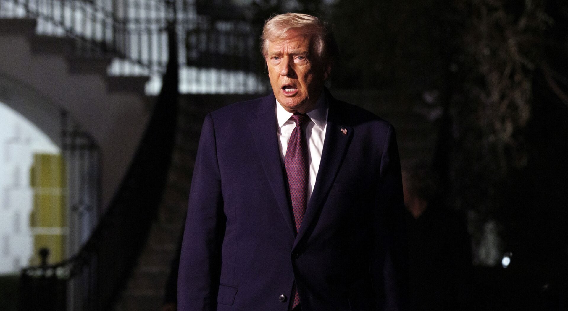 &Tau;&rho;&alpha;&mu;&pi;: &Sigma;&epsilon; &pi;&rho;&omicron;&kappa;&upsilon;&mu;&alpha;ί&alpha; &tau;&omicron; &pi;&rho;ώ&tau;&omicron; &chi;&epsilon;&rho;&sigma;&alpha;ί&omicron; &pi;&lambda;ή&gamma;&mu;&alpha; &sigma;&tau;&eta; &Beta;&epsilon;&nu;&epsilon;&zeta;&omicron;&upsilon;έ&lambda;&alpha;