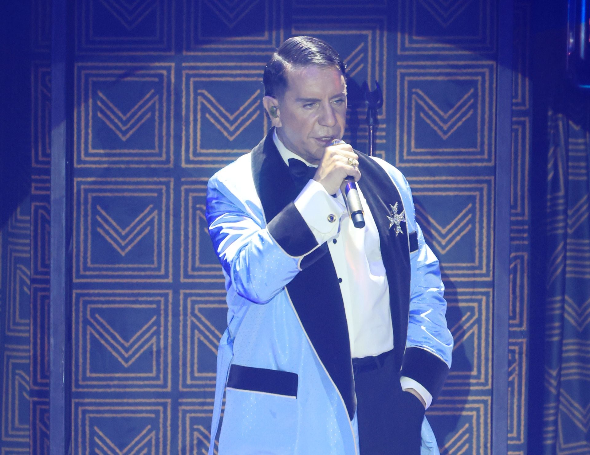 &laquo;&Epsilon;ί&mu;&alpha;&iota; &omicron; &Gamma;&iota;ώ&rho;&gamma;&omicron;&sigmaf; &omicron; &Mu;&alpha;&zeta;&omega;&nu;ά&kappa;&eta;&sigmaf;, &omicron; &alpha;&lambda;&eta;&theta;&iota;&nu;ό&sigmaf;&raquo;: &Kappa;&omicron;&sigma;&mu;&omicron;&sigma;&upsilon;&rho;&rho;&omicron;ή &sigma;&tau;&eta;&nu; &pi;&rho;&epsilon;&mu;&iota;έ&rho;&alpha;