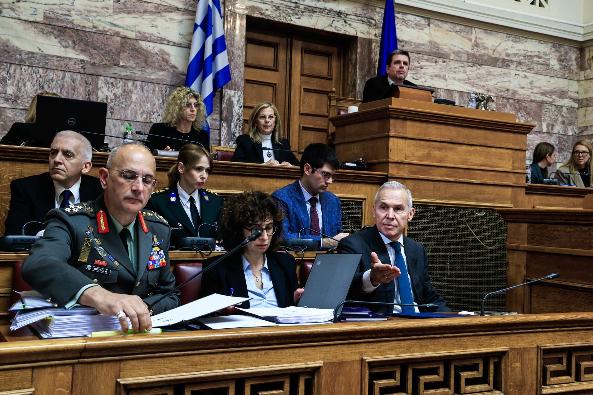 «Πόλεμος» Καιρίδη – Δαβάκη για τα μάτια του Δένδια