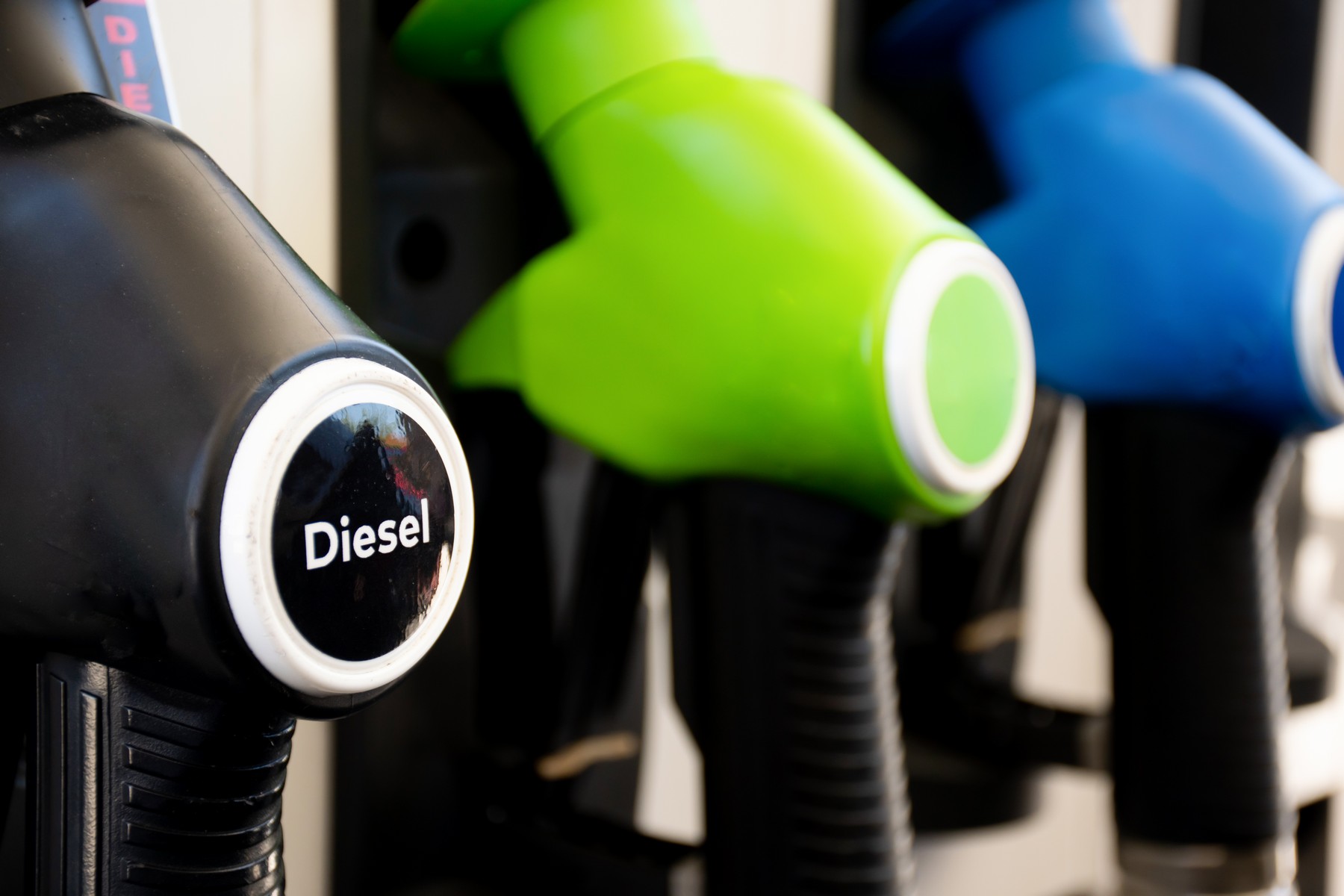 https://ellada.press/wp-content/uploads/2025/12/1766946769_24_Καταρρέει-το-diesel-στην-Ελλάδα-–-Τα-ηλεκτρικά-κάνουν-τριπλάσιες.jpg