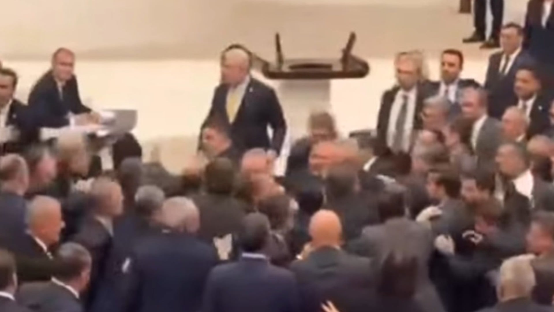 Τουρκία: Σύρραξη στο κοινοβούλιο με πολύ ξύλο – Αιτία οι αγρότες