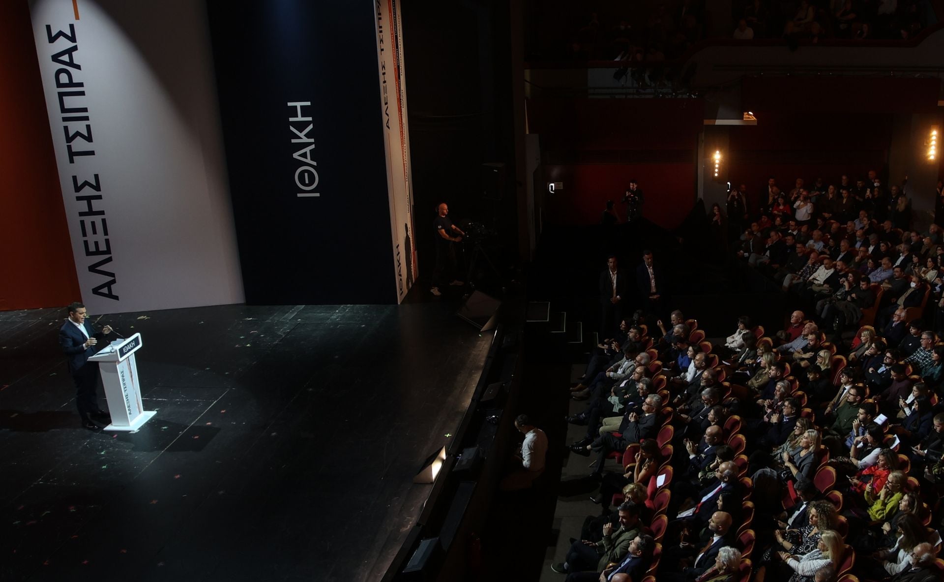 Τσίπρας: «Πυρ» Κασσελάκη, Βαρουφάκη – Τους παρευρισκόμενους σχολίασε ο Άδωνις