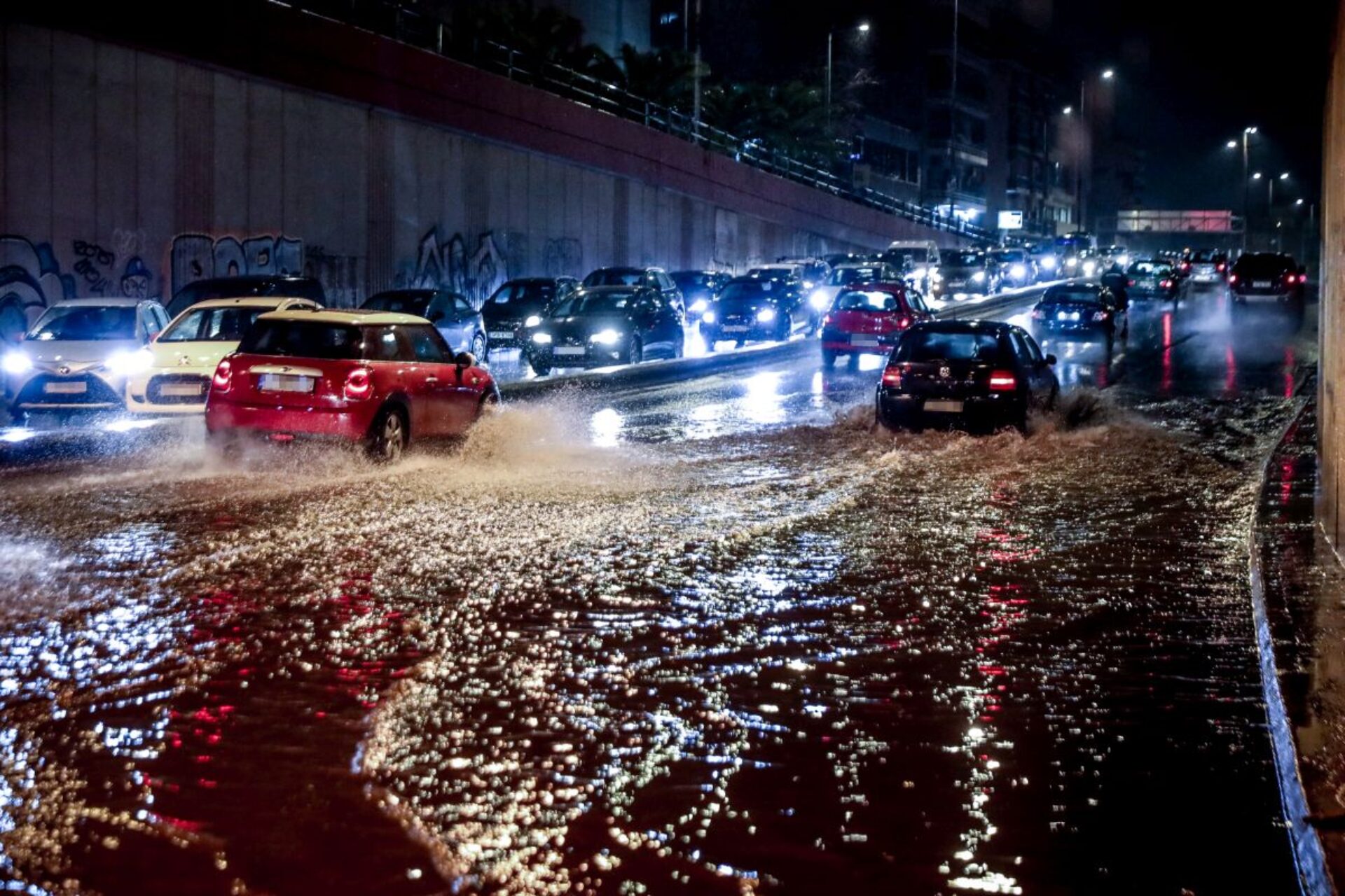 Κακοκαιρία Byron: Κλειστά σχολεία και πλημμύρες, βροχή τα 112 – Έκλεισε η Αθηνών-Κορίνθου