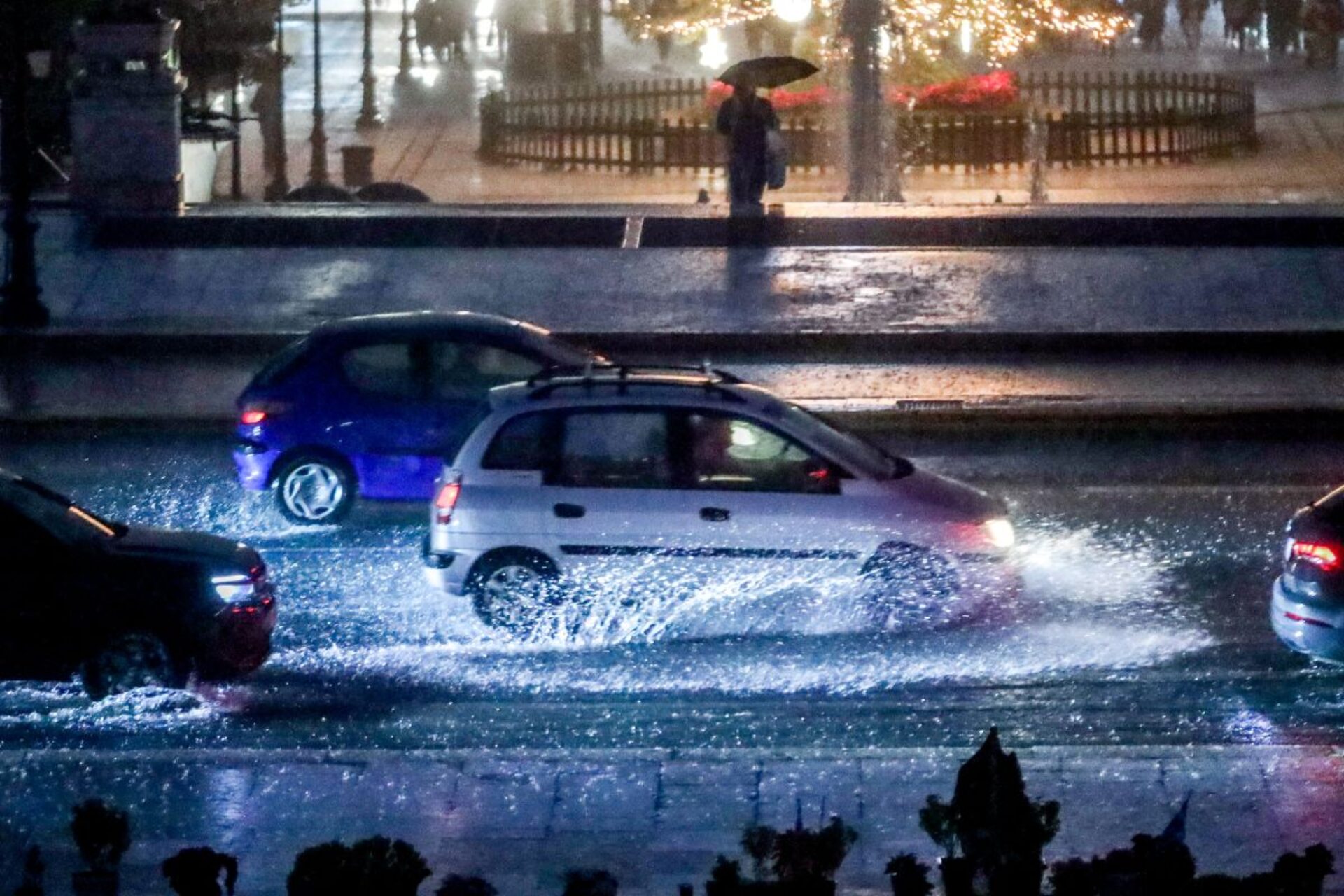 Κακοκαιρία Byron: Κλειστά σχολεία και πλημμύρες, βροχή τα 112 – Έκλεισε η Αθηνών-Κορίνθου