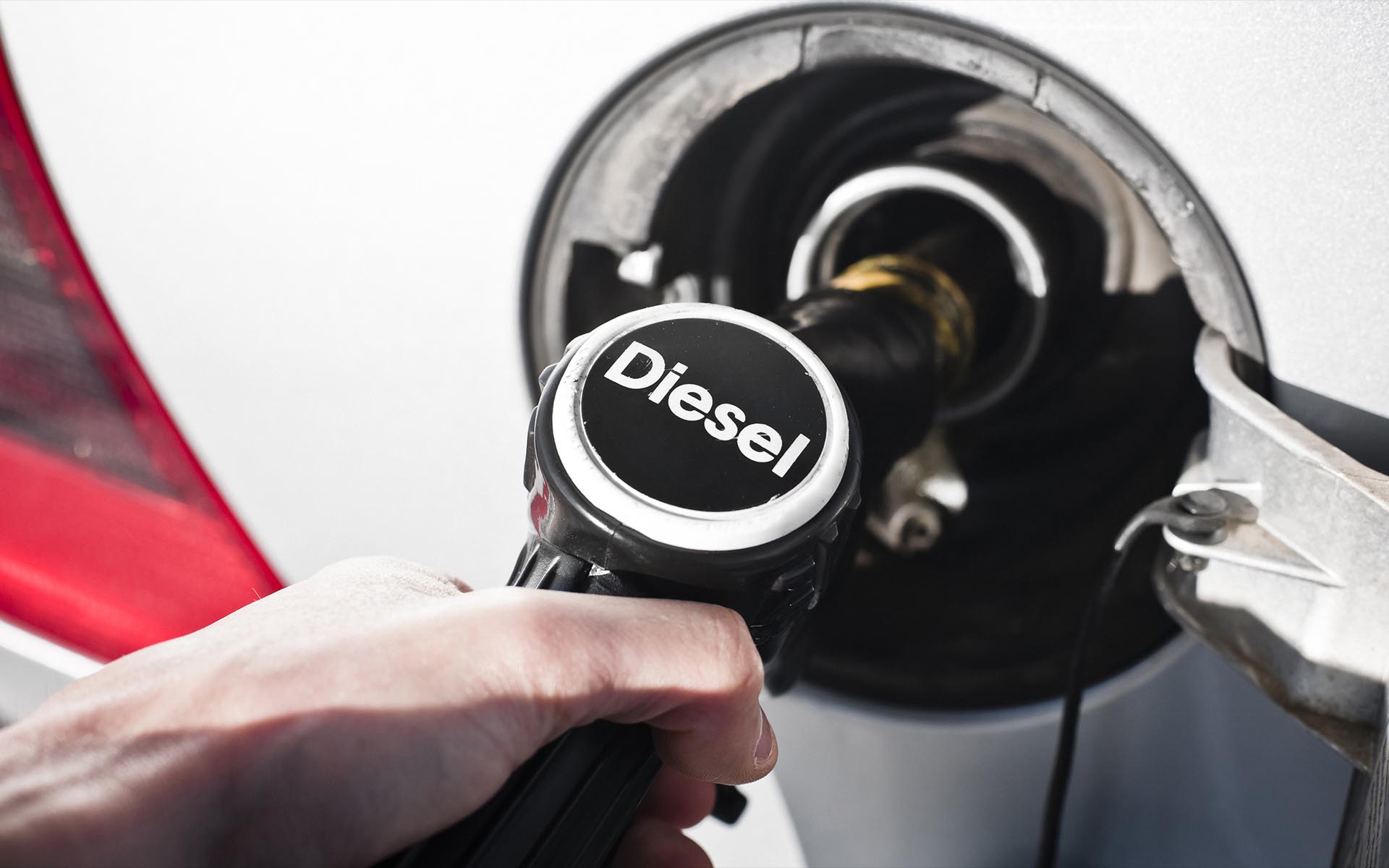 https://ellada.press/wp-content/uploads/2025/12/Καταρρέει-το-diesel-στην-Ελλάδα-–-Τα-ηλεκτρικά-κάνουν-τριπλάσιες.jpg