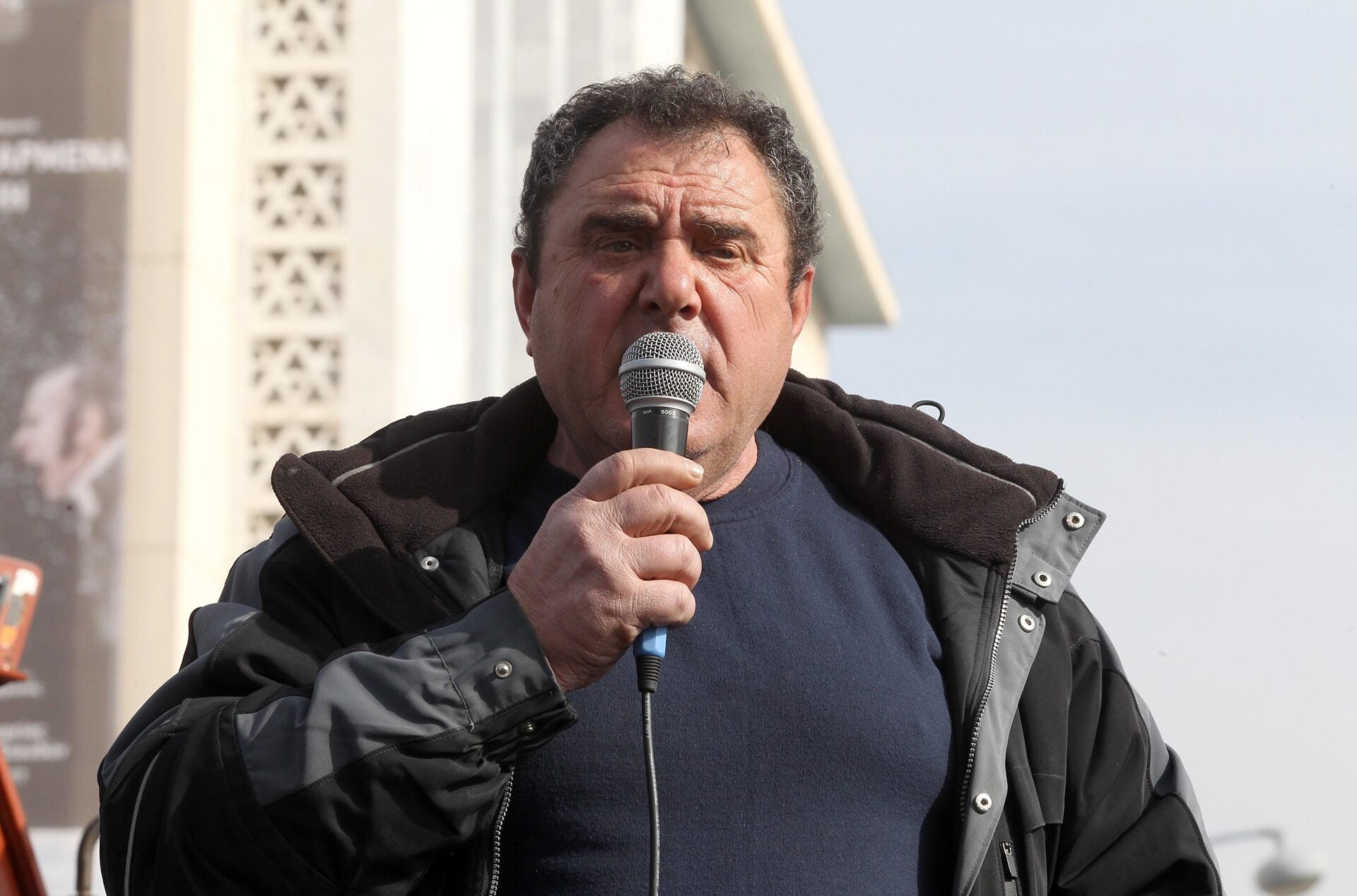 Κάτω τα ξερά σας από το σύμβολο της παράταξης!