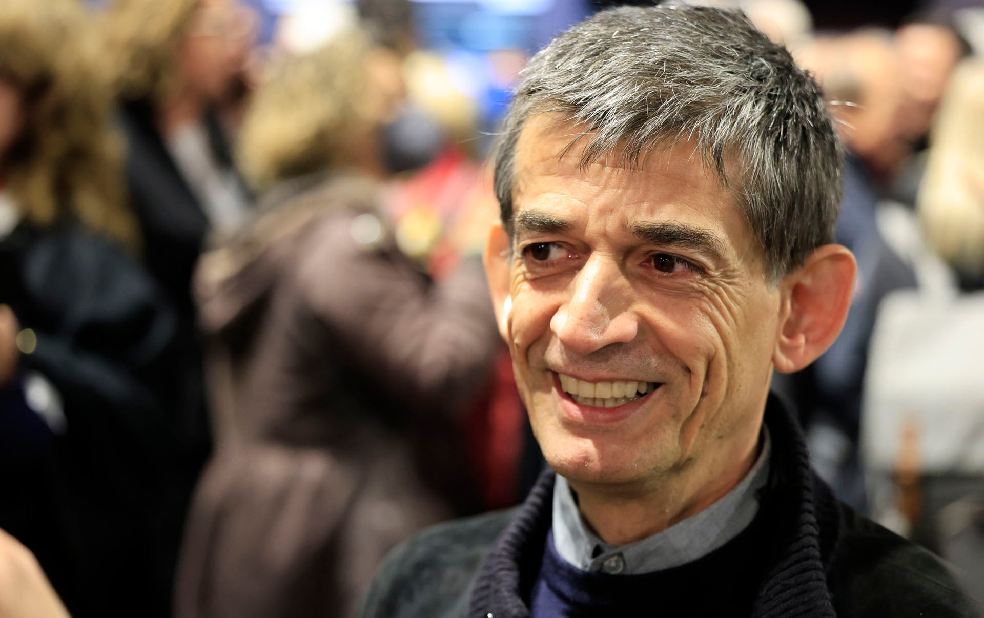 &Omicron; &Kappa;&alpha;&rho;&alpha;&nu;ί&kappa;&alpha;&sigmaf; &gamma;&iota;&alpha; &tau;&eta;&nu; &Kappa;&alpha;&rho;&upsilon;&sigma;&tau;&iota;&alpha;&nu;&omicron;ύ &kappa;&alpha;&iota; &tau;&omicron;&upsilon;&sigmaf; &pi;&rho;ώ&eta;&nu; &sigma;&upsilon;&nu;&tau;&rho;ό&phi;&omicron;&upsilon;&sigmaf; &tau;&omicron;&upsilon;: &laquo;&Epsilon;ί&nu;&alpha;&iota; &gamma;&epsilon;&lambda;&omicron;ί&omicron;&iota;&hellip;&raquo;