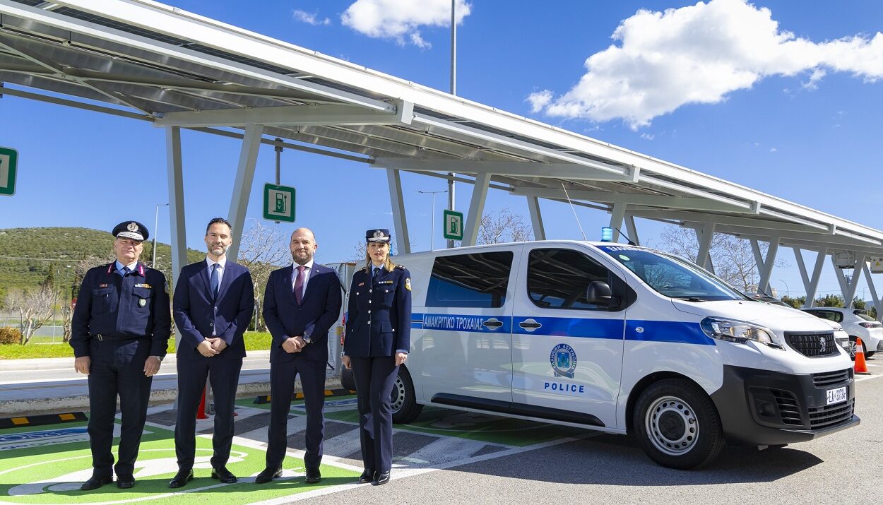 2-nea-odos-ilektriko-anakritiko-peripoliko-peugeot-etraveller-troxaia-astinomia-astynomia-seirios