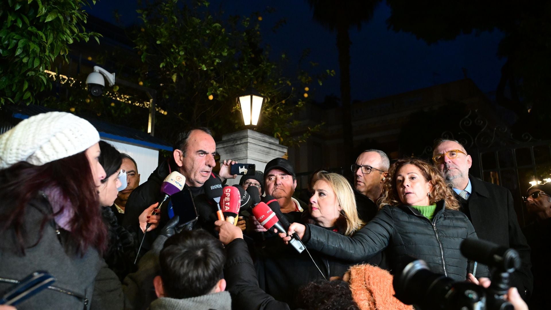 &Alpha;&pi;&omicron;&gamma;&omicron;&eta;&tau;&epsilon;&upsilon;&mu;έ&nu;&omicron;&iota; &omicron;&iota; &alpha;&gamma;&rho;ό&tau;&epsilon;&sigmaf; &mu;&epsilon;&tau;ά &tau;&eta; &sigma;&upsilon;&nu;ά&nu;&tau;&eta;&sigma;&eta; &mu;&epsilon; &Mu;&eta;&tau;&sigma;&omicron;&tau;ά&kappa;&eta;: &laquo;&Sigma;&upsilon;&nu;&epsilon;&chi;ί&zeta;&omicron;&upsilon;&mu;&epsilon; &tau;&iota;&sigmaf; &kappa;&iota;&nu;&eta;&tau;&omicron;&pi;&omicron;&iota;ή&sigma;&epsilon;&iota;&sigmaf;&raquo;