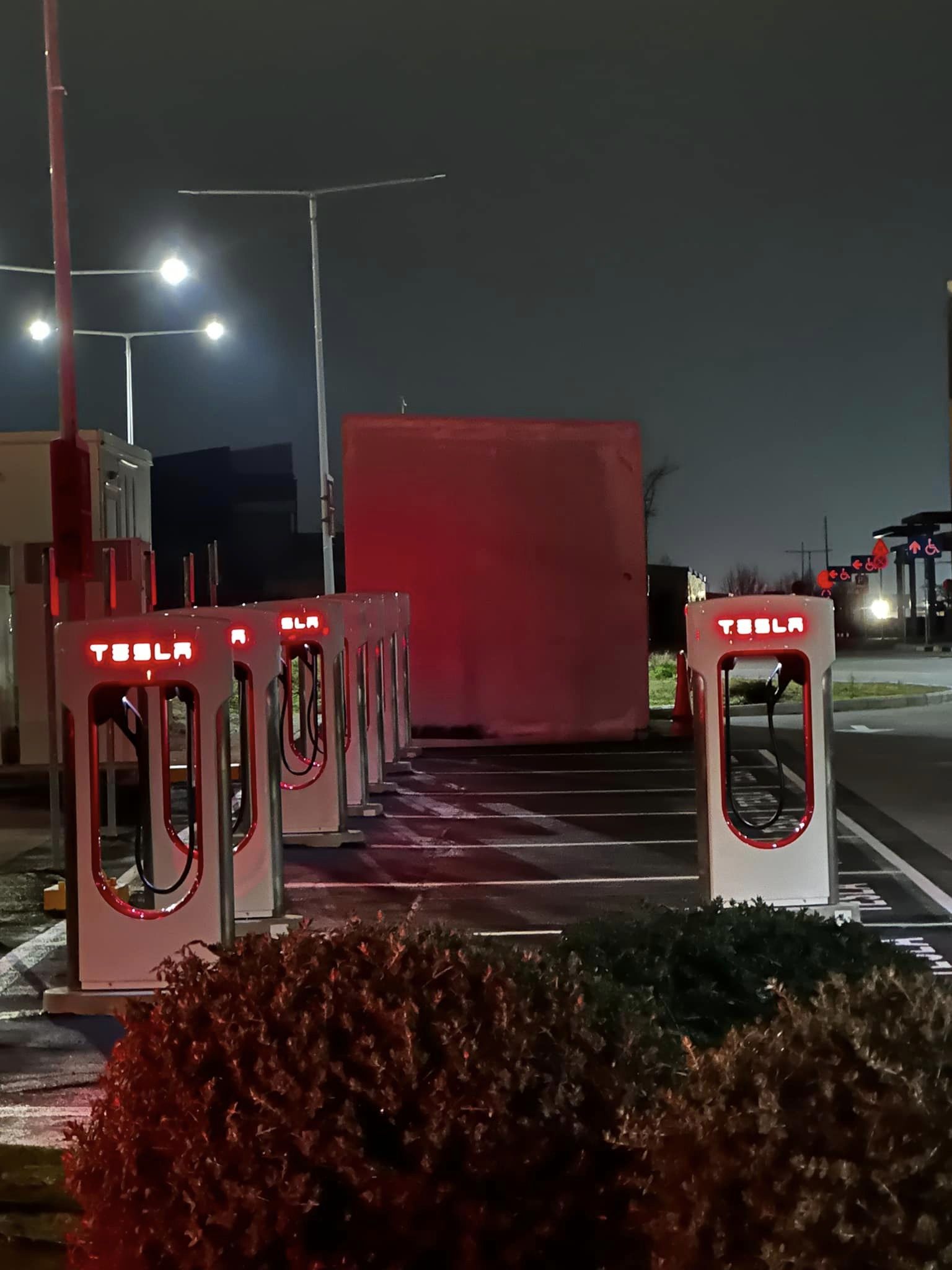 2-larisa-tesla-supercharger
