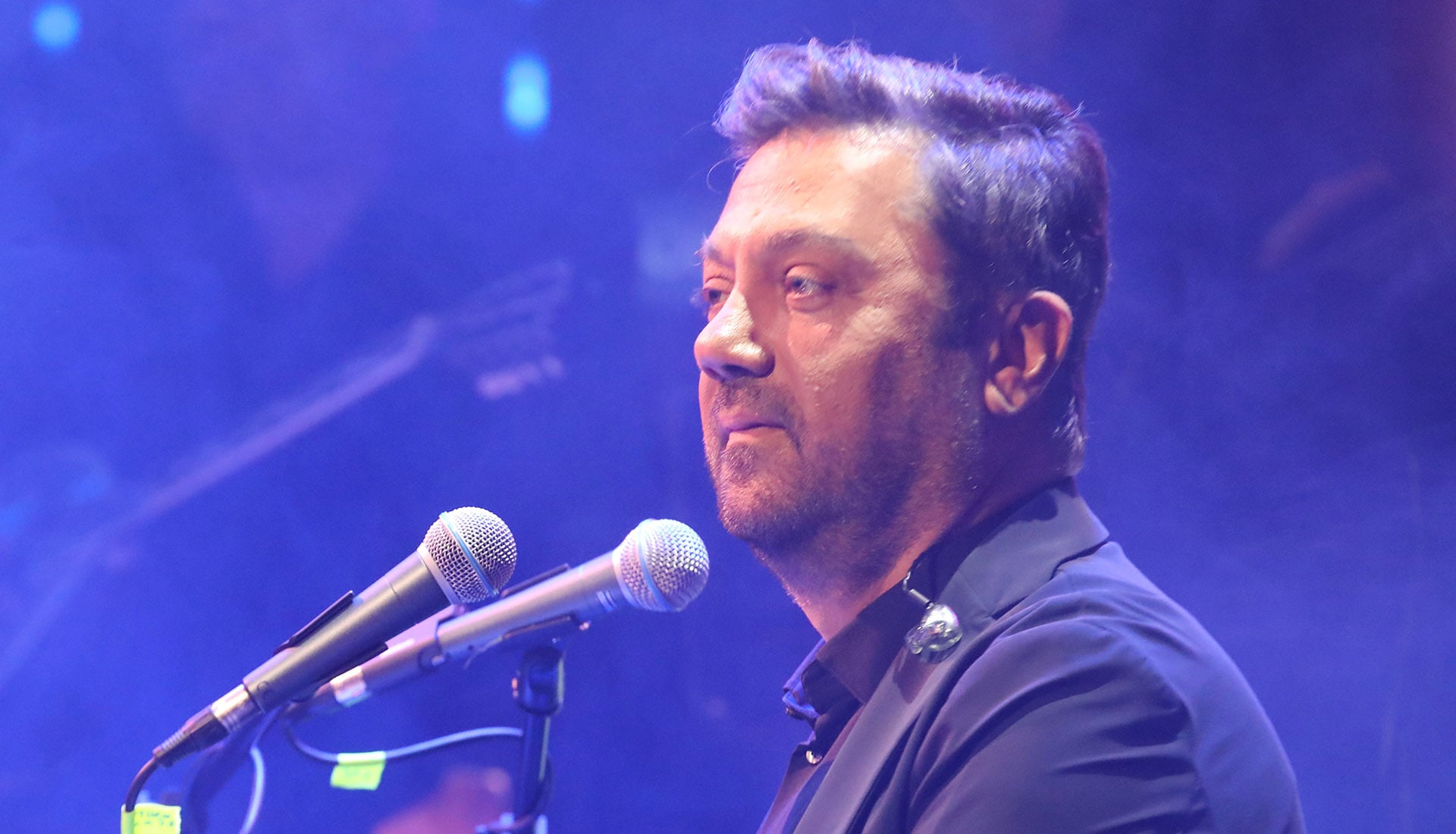 &Omicron; &Gamma;&iota;ώ&rho;&gamma;&omicron;&sigmaf; &Theta;&epsilon;&omicron;&phi;ά&nu;&omicron;&upsilon;&sigmaf; &sigma;&upsilon;&gamma;&kappa;&lambda;&omicron;&nu;ί&zeta;&epsilon;&iota;: &laquo;&Omicron; &gamma;&iota;&omicron;&sigmaf; &mu;&omicron;&upsilon; ή&tau;&alpha;&nu; &sigma;&tau;&eta;&nu; &tau;ά&xi;&eta; &pi;&omicron;&upsilon; έ&gamma;&iota;&nu;&epsilon; &tau;&omicron; &alpha;&iota;&mu;&alpha;&tau;&eta;&rho;ό &pi;&epsilon;&rho;&iota;&sigma;&tau;&alpha;&tau;&iota;&kappa;ό &sigma;&tau;&omicron; &Mu;&pi;&rho;ά&omicron;&upsilon;&nu;&raquo;