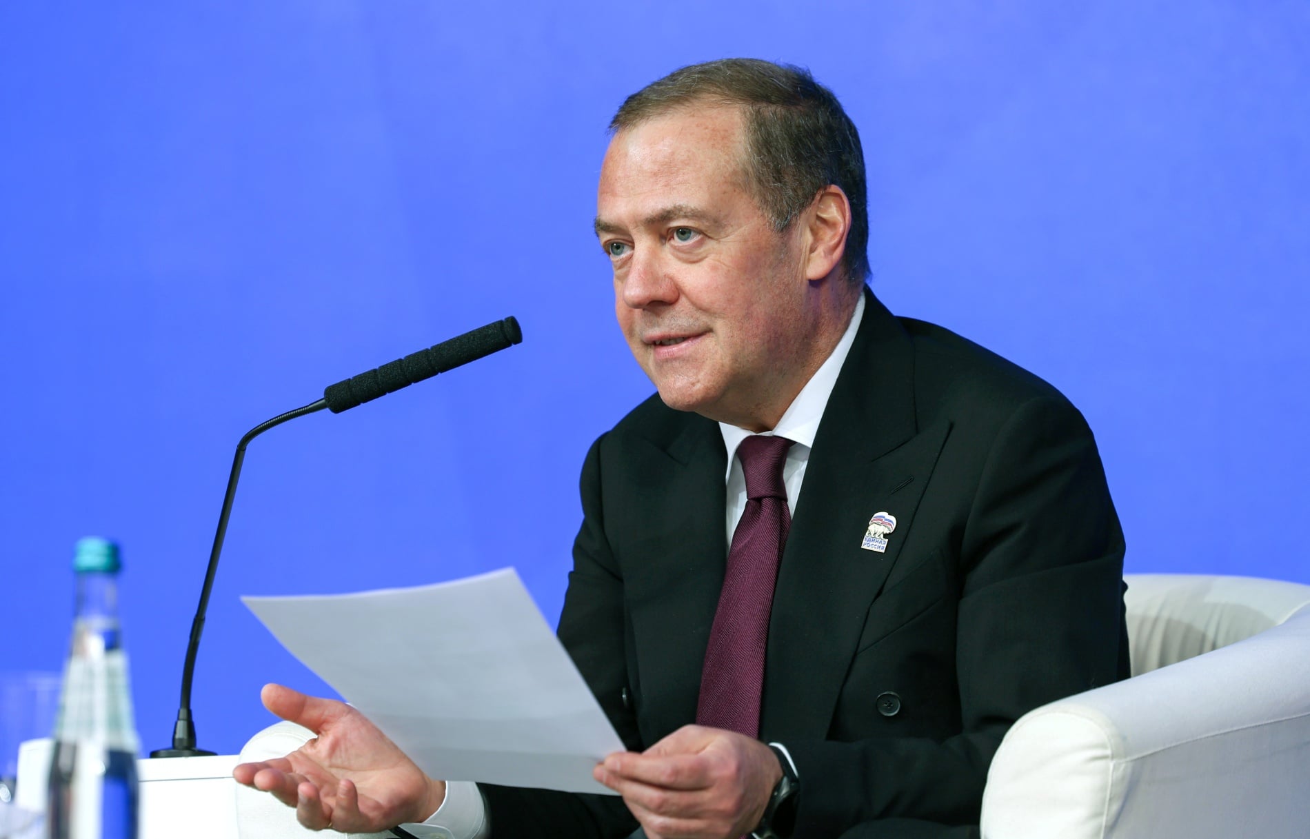 &Gamma;&rho;&omicron;&iota;&lambda;&alpha;&nu;&delta;ί&alpha;: &Omicron; &Mu;&epsilon;&nu;&tau;&beta;έ&nu;&tau;&epsilon;&phi; &kappa;&alpha;&lambda;&epsilon;ί &tau;&omicron;&nu; &Tau;&rho;&alpha;&mu;&pi; &nu;&alpha;&hellip; &beta;&iota;&alpha;&sigma;&tau;&epsilon;ί &ndash; &Eta; &pi;&epsilon;&rho;&iota;&omicron;&chi;ή &mu;&pi;&omicron;&rho;&epsilon;ί &nu;&alpha; &laquo;&epsilon;&nu;&tau;&alpha;&chi;&theta;&epsilon;ί&raquo; &sigma;&tau;&eta; &Rho;&omega;&sigma;ί&alpha;