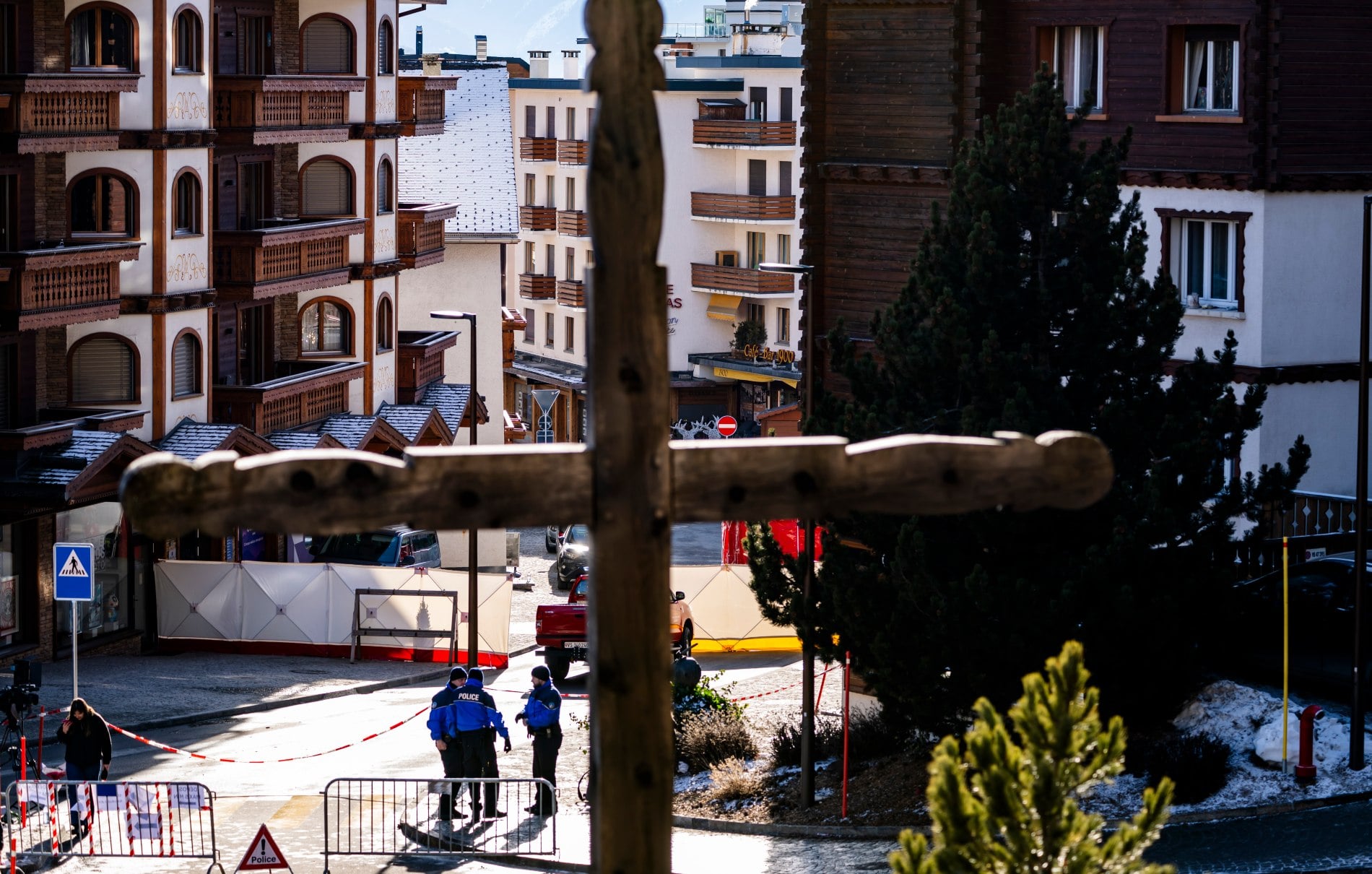 &Tau;&rho;&alpha;&gamma;&omega;&delta;ί&alpha; &sigma;&tau;&omicron; Crans-Montana: &Beta;ί&nu;&tau;&epsilon;&omicron; &nu;&tau;&omicron;&kappa;&omicron;&upsilon;&mu;έ&nu;&tau;&omicron; &alpha;&pi;ό &tau;&eta; &sigma;&tau;&iota;&gamma;&mu;ή ό&pi;&omicron;&upsilon; &xi;&epsilon;&sigma;&pi;ά &eta; &phi;&omega;&tau;&iota;ά