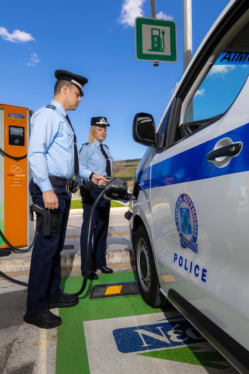 3-nea-odos-ilektriko-anakritiko-peripoliko-peugeot-etraveller-troxaia-astinomia-astynomia-seirios