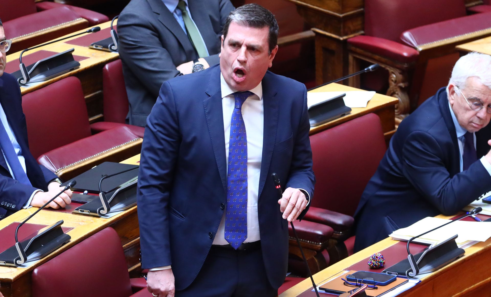 Νέο επεισόδιο Καιρίδη: Τσακώθηκε ξανά με τον Δένδια στο καφενείο της Βουλής