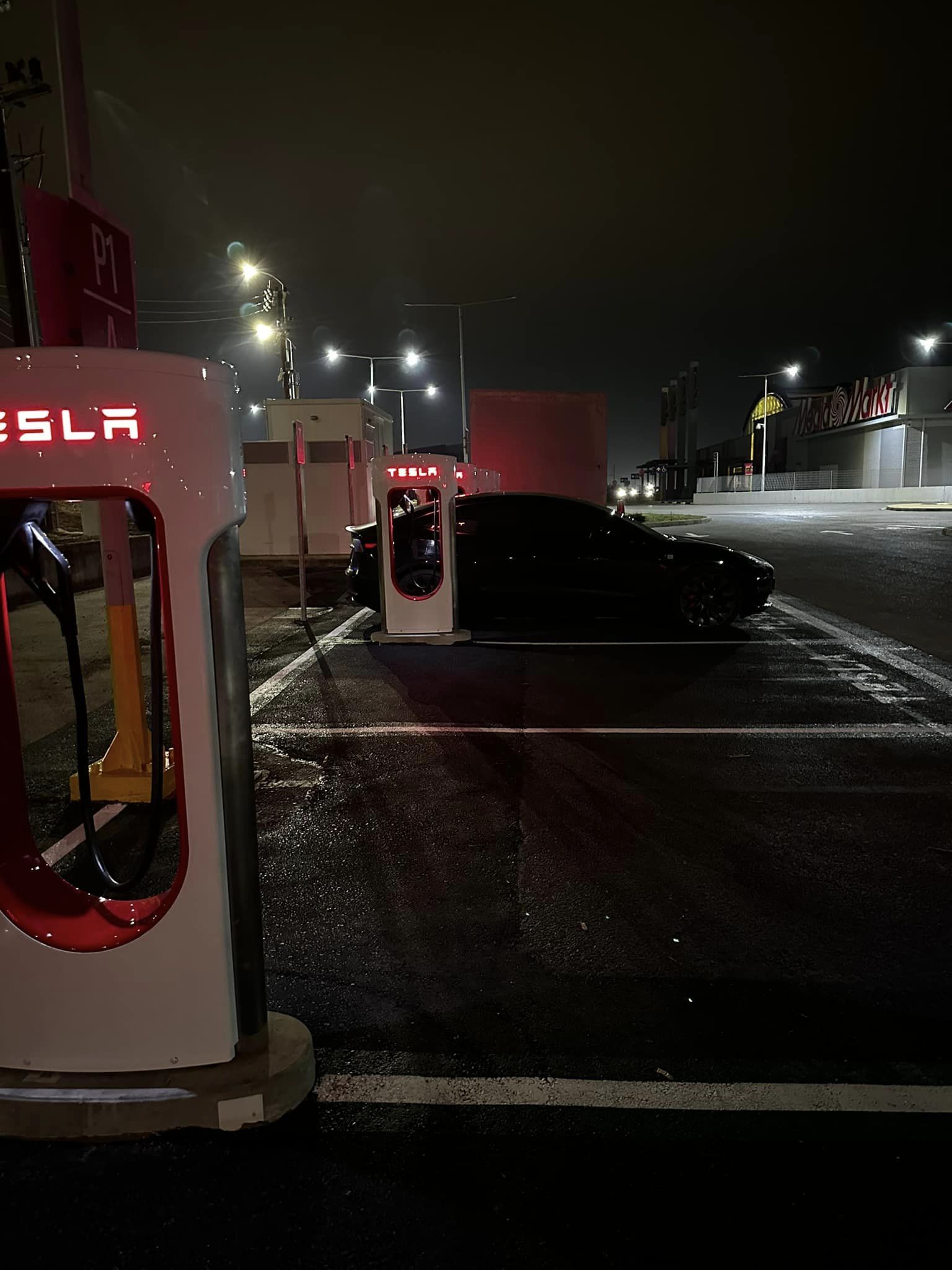 3-larisa-tesla-supercharger