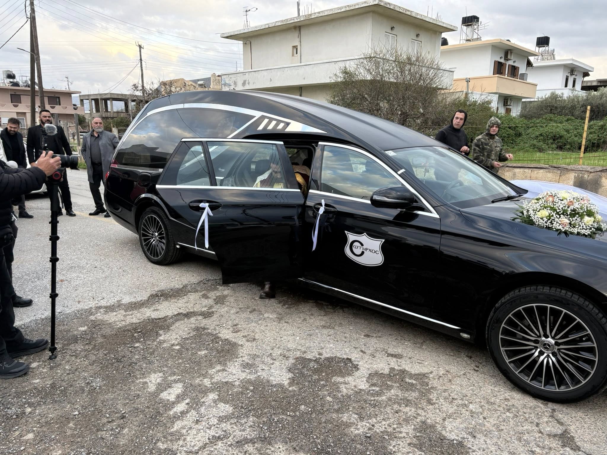 Ο περίεργος γάμος φέτος στην Ελλάδα: Γαμπρός πήγε στην εκκλησία με … νεκροφόρα 1 618029940 122201584910341311 2399725316265158317 n