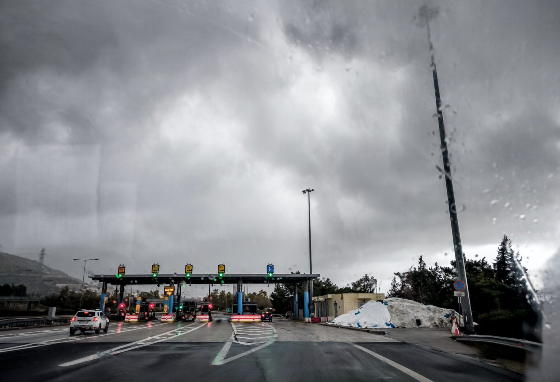 Καιρός: Βροχές, καταιγίδες και θυελλώδεις άνεμοι στο Αιγαίο – Κυριακή η πιο επικίνδυνη μέρα