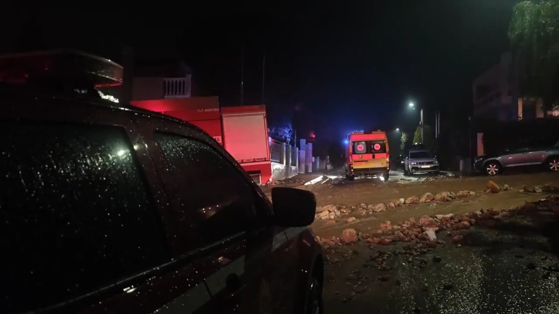 Κακοκαιρία: Νεκρή γυναίκα στη Γλυφάδα – Χτυπήθηκε από ΙΧ που παρασύρθηκε από τα νερά