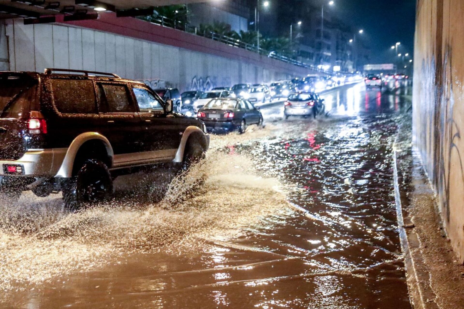 Κακοκαιρία: Σε «κόκκινο» συναγερμό η χώρα – Μπαράζ 112, κλειστά σχολεία και γενική επιφυλακή