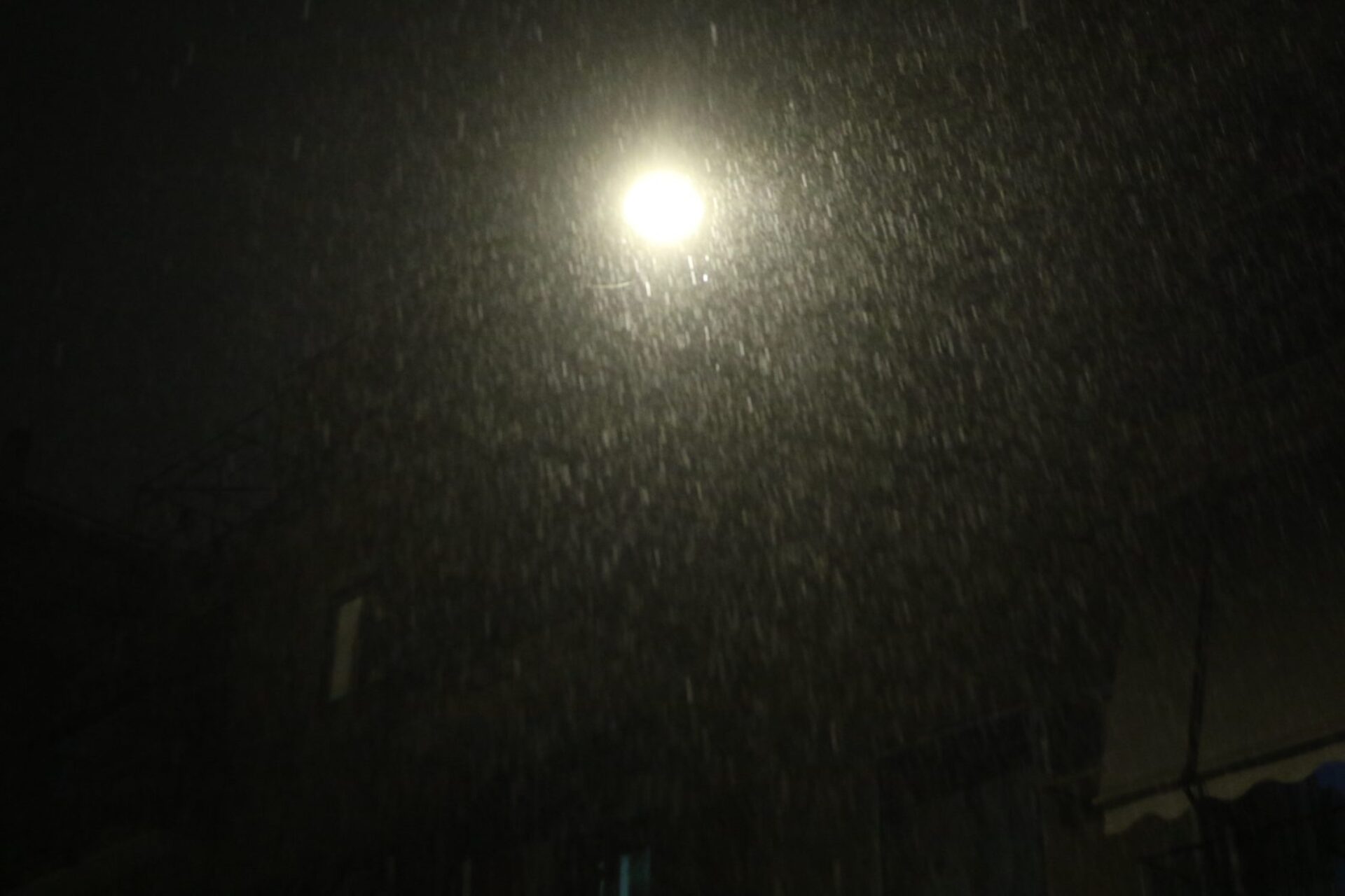 Κακοκαιρία: Υπερχείλισε το ρέμα Αγίου Ιωάννου στον Ασπρόπυργο – Μήνυμα του 112