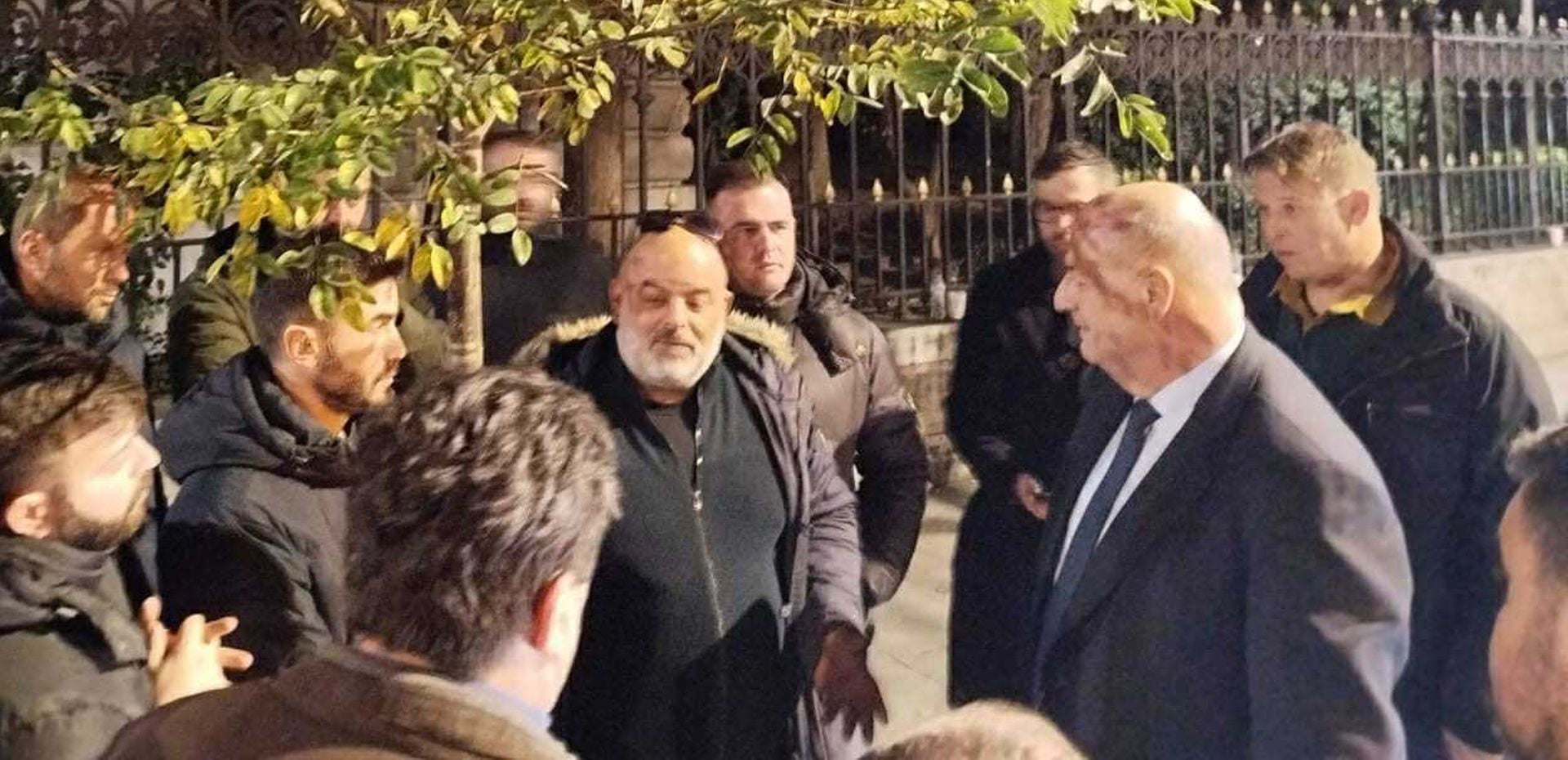 Τετ α τετ Τσιάρα με αγρότες έξω από το Μαξίμου